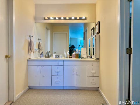 Tiny photo for 18 Harbour Close, New Haven, CT 06519 (MLS # 24196808)