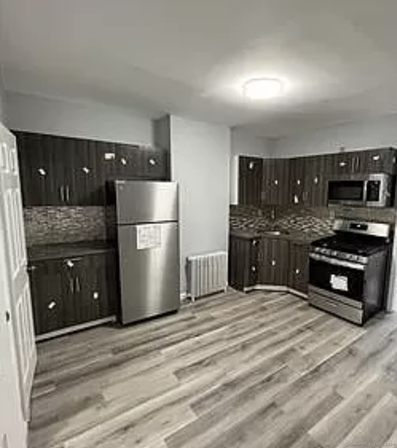 Rental Property at Fairfield Avenue 2, Bridgeport, Connecticut - Bedrooms: 3 
Bathrooms: 1 
Rooms: 6  - $3,000 MO.