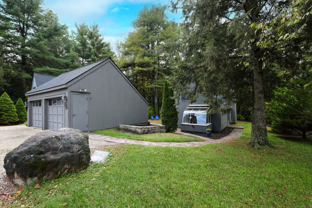 Photo of 13 Finch Run #13, Avon, CT 06001 (MLS # 24130391)