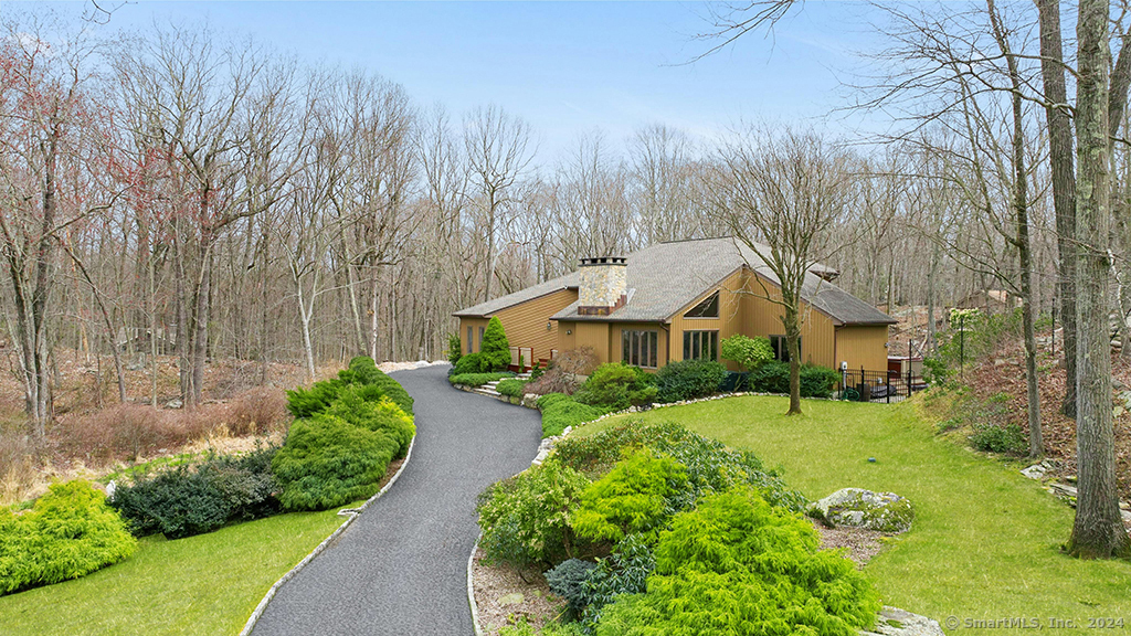 Property for Sale at 5 Walker Lane, Weston, Connecticut - Bedrooms: 4 
Bathrooms: 3.5 
Rooms: 9  - $1,399,000