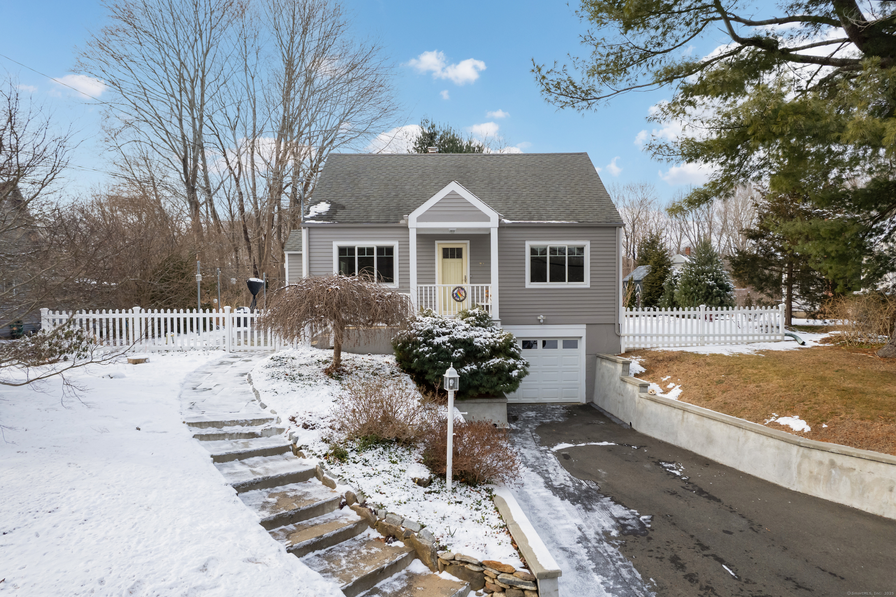 Scotland Avenue, Madison, Connecticut - 3 Bedrooms  
2 Bathrooms  
6 Rooms - 