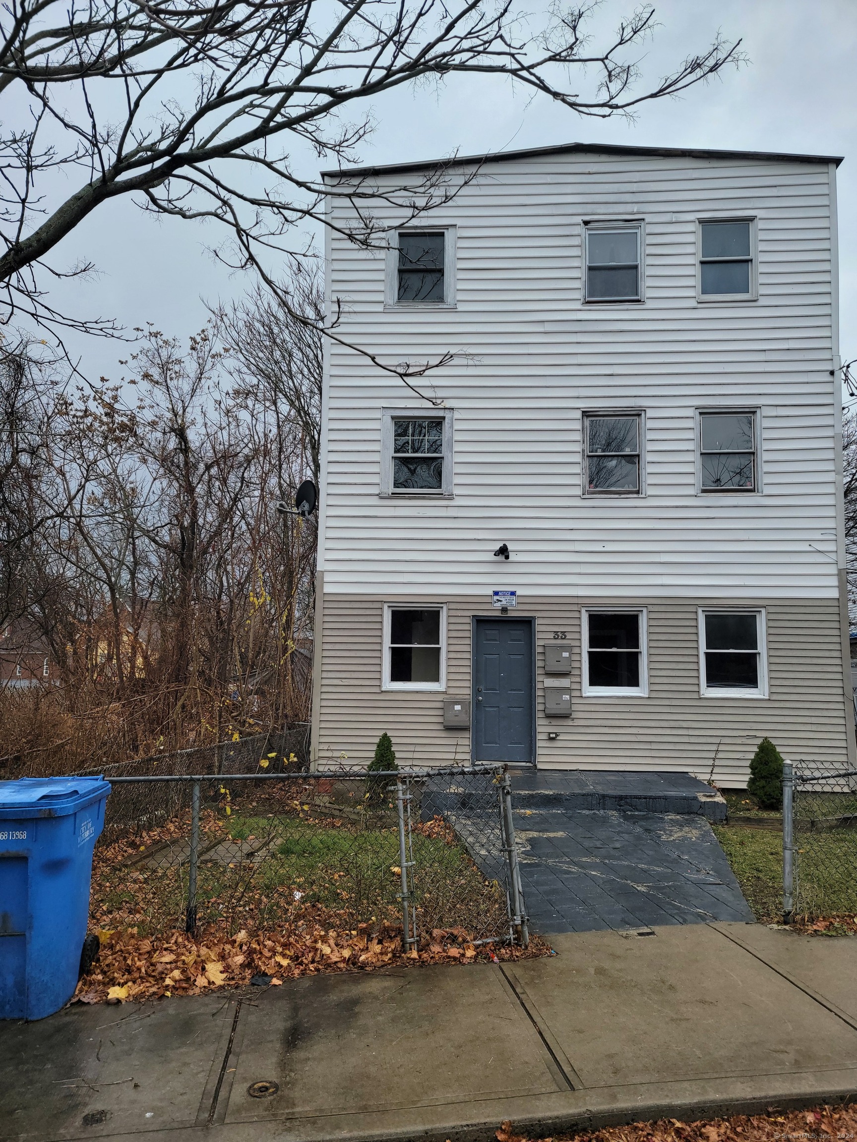 Violet Street, Waterbury, Connecticut - 2 Bedrooms  
1 Bathrooms  
5 Rooms - 