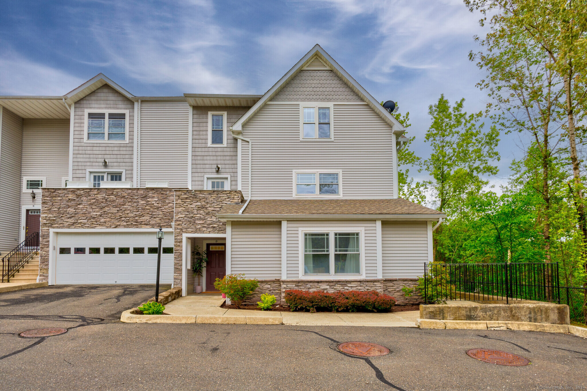 Property for Sale at 19 Stetson Place 19, Danbury, Connecticut - Bedrooms: 2 
Bathrooms: 3 
Rooms: 10  - $375,000