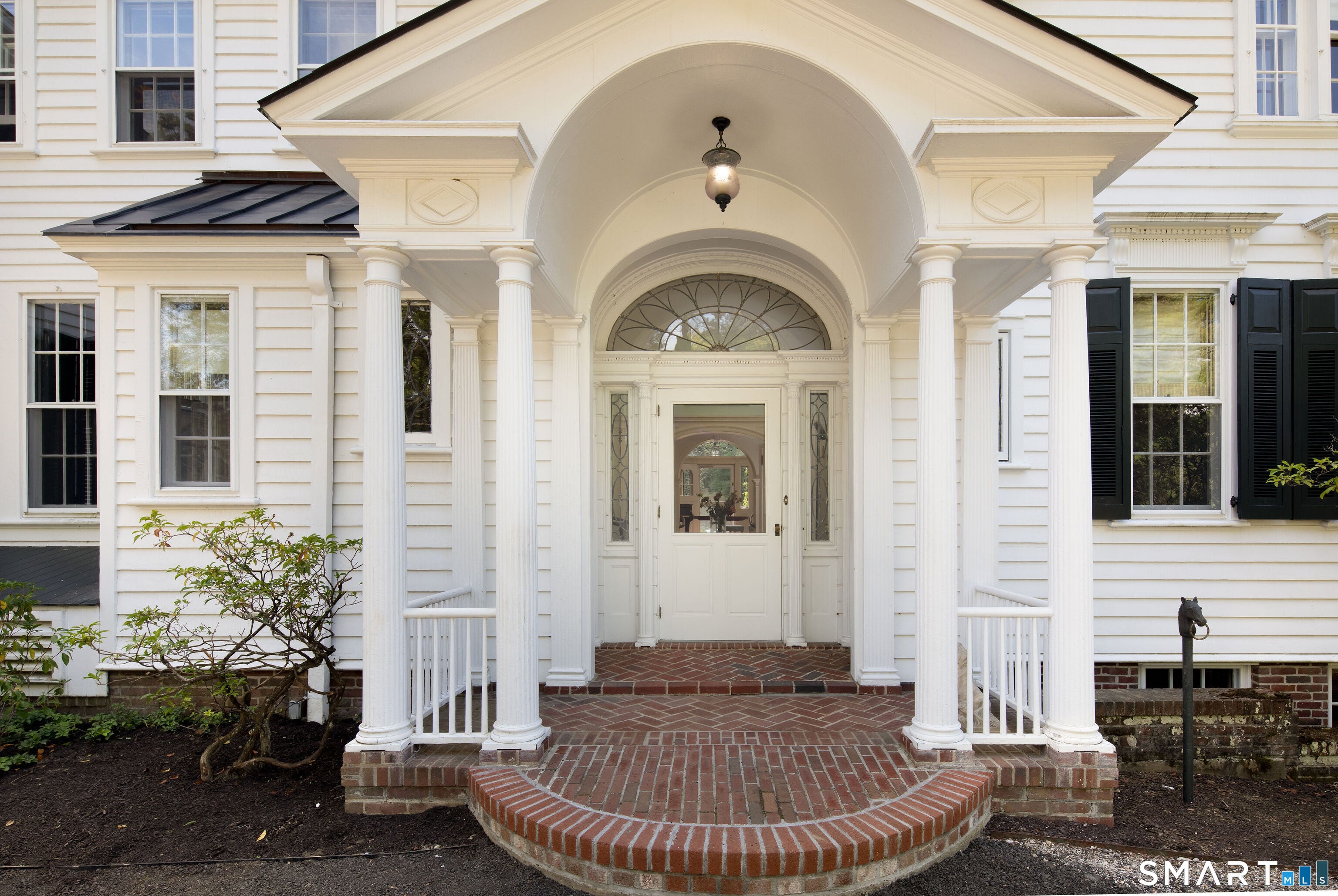 16-18 Laurel Way