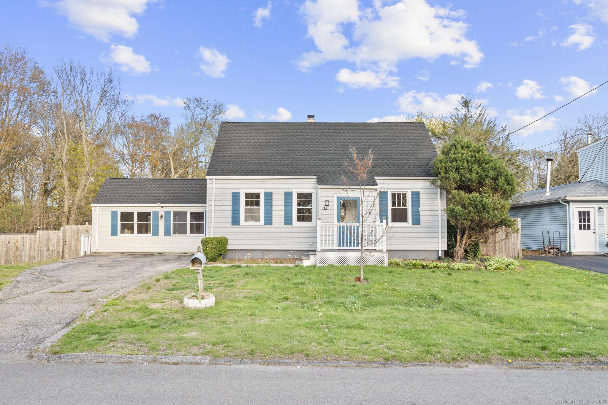 Robbins Court, Milford, Connecticut - 4 Bedrooms  
3 Bathrooms  
7 Rooms - 