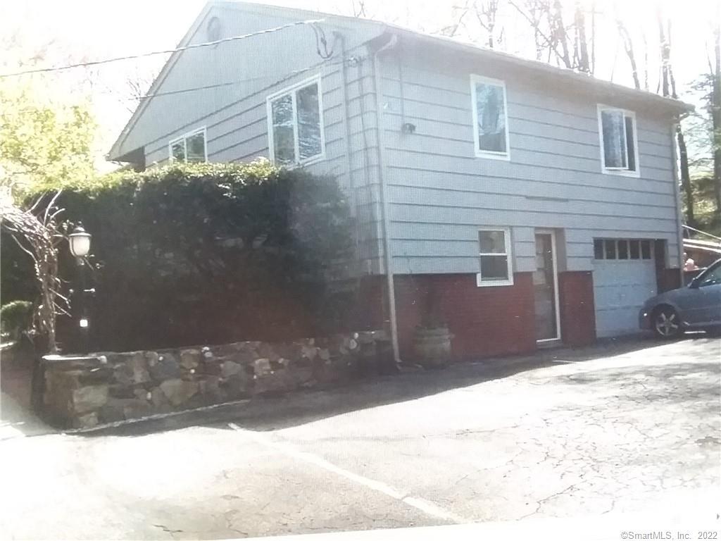 Grove Street, Shelton, Connecticut - 3 Bedrooms  
2 Bathrooms  
5 Rooms - 