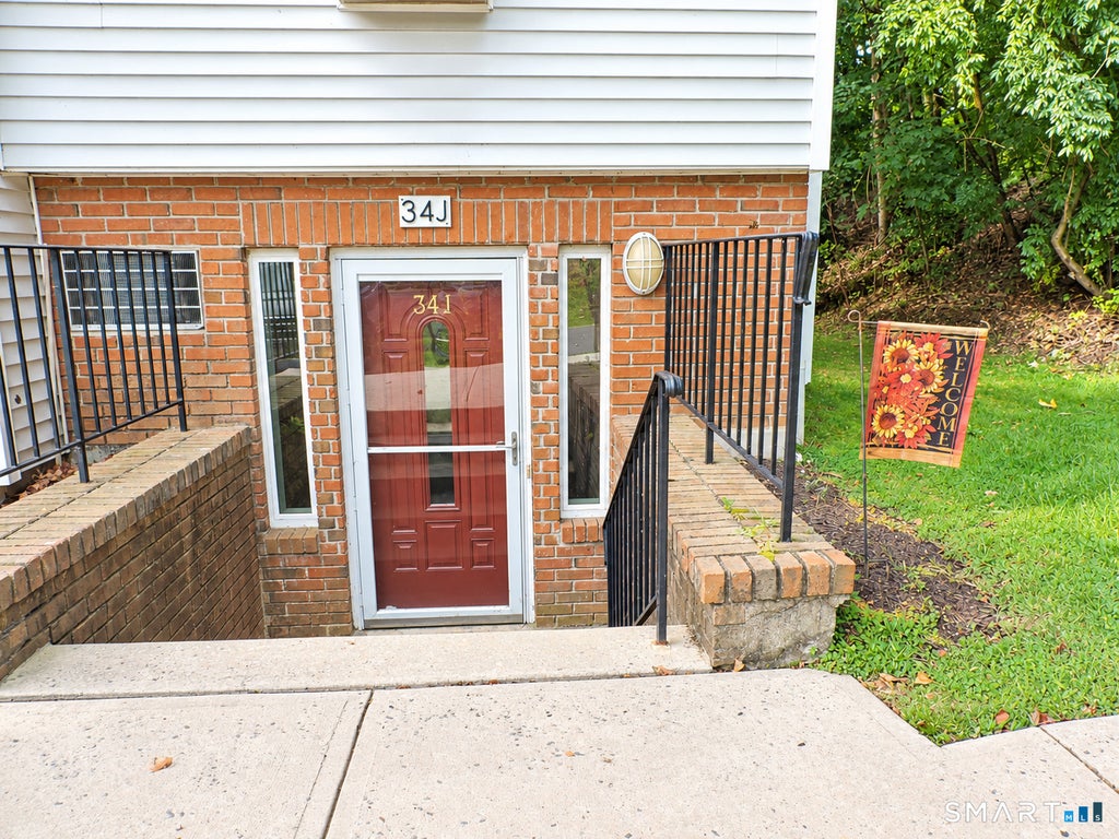 Photo of 925 Oronoke Road #34J, Waterbury, CT 06708 (MLS # 24205837)
