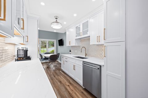 Tiny photo for 11 Brenthaven #11, Avon, CT 06001 (MLS # 24141863)