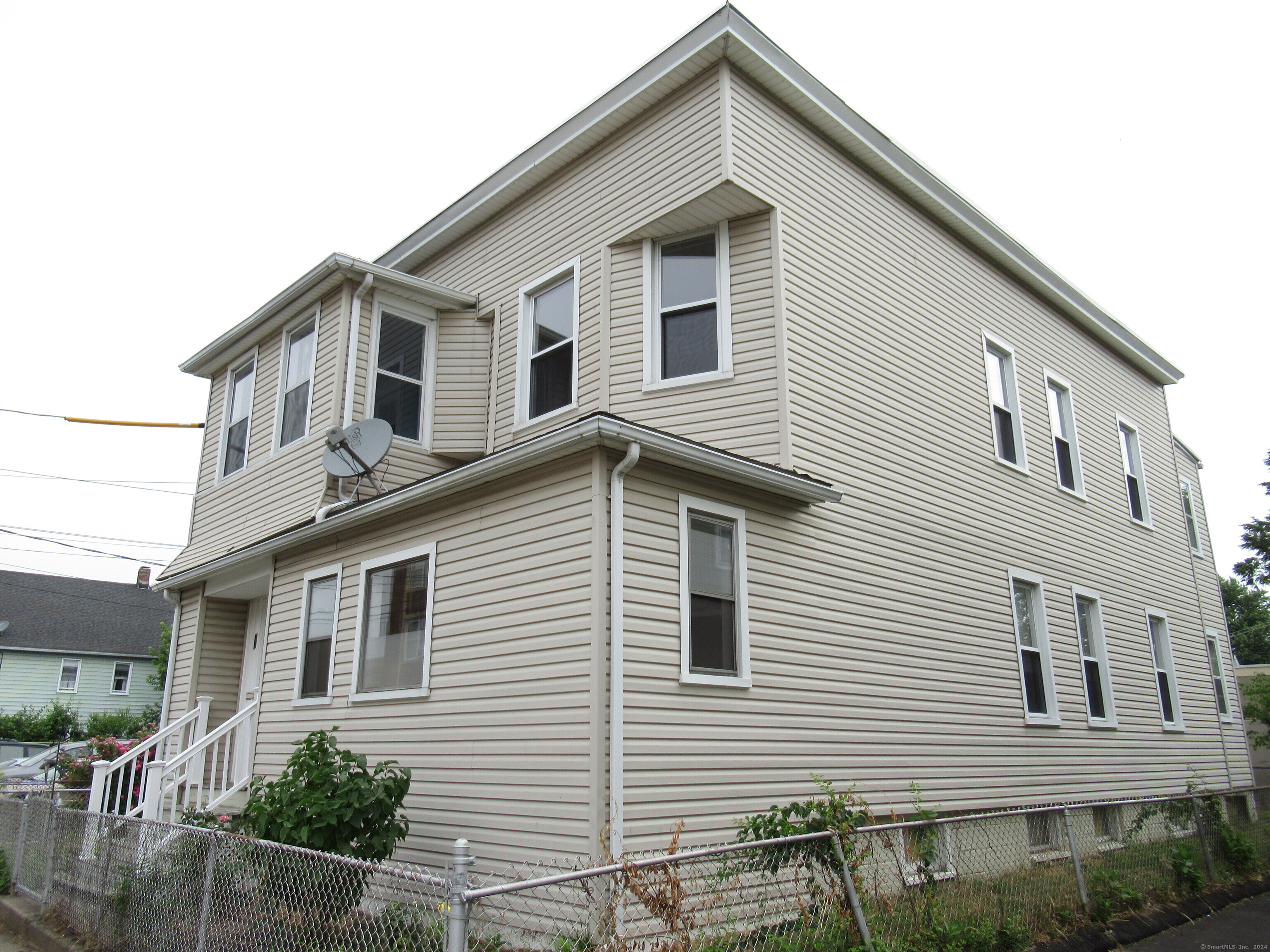 99101 Elizabeth Street, Bridgeport, Connecticut - 2 Bedrooms  
1 Bathrooms  
4 Rooms - 