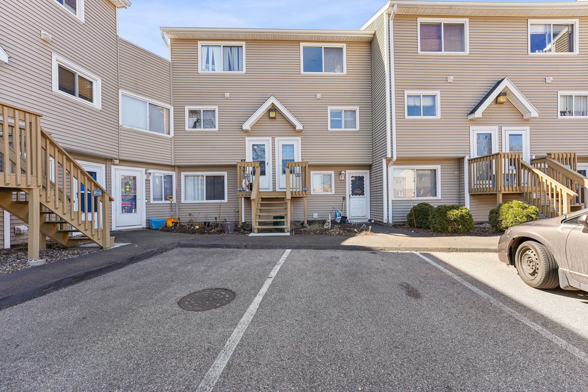 Elm Street Apt N3, West Haven, Connecticut - 2 Bedrooms  
2 Bathrooms  
4 Rooms - 