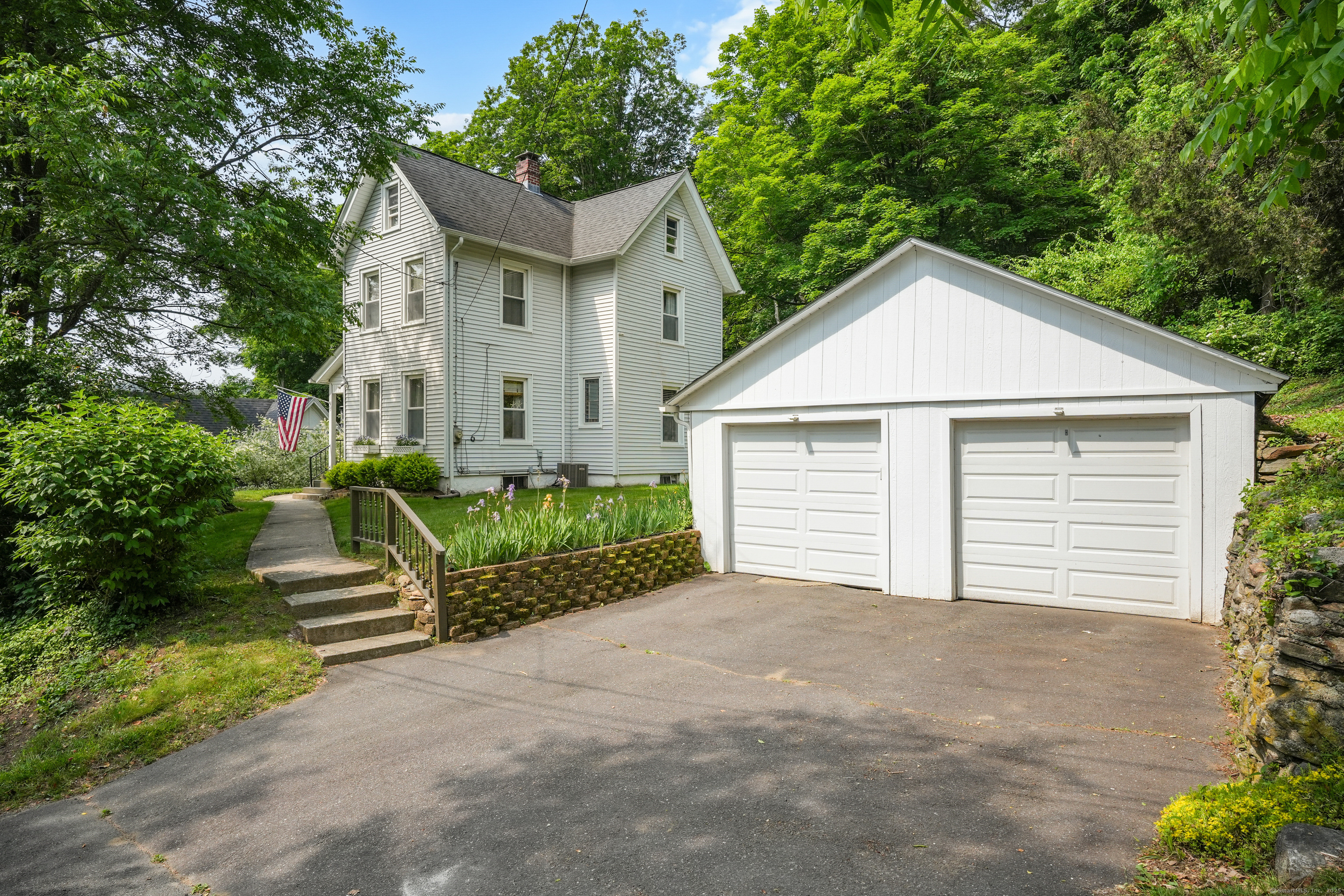 33 Swan Avenue