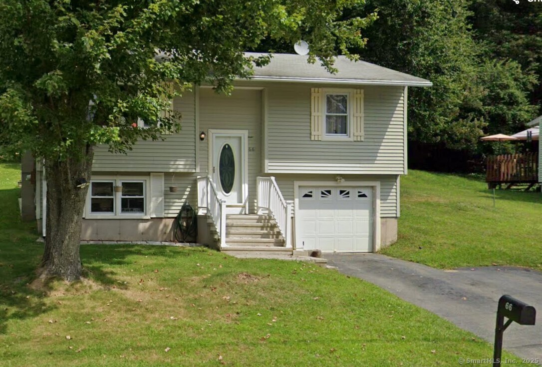 Fieldwood Road, Waterbury, Connecticut - 2 Bedrooms  
2 Bathrooms  
5 Rooms - 