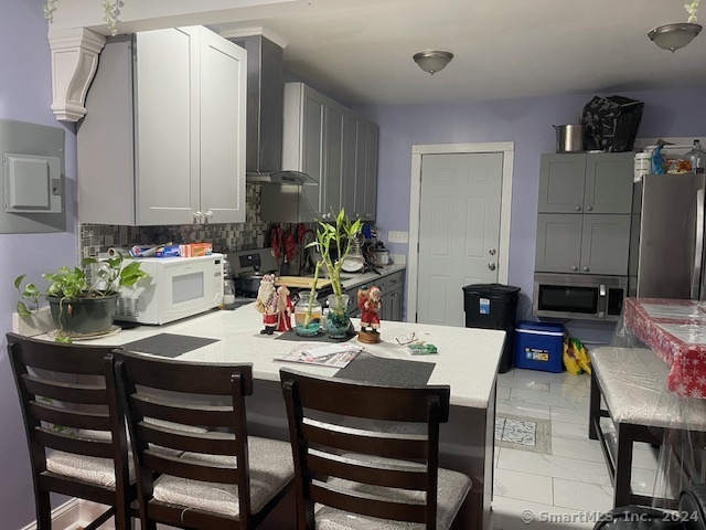 Rental Property at 76 Pearl Street 1st Floor, Waterbury, Connecticut - Bedrooms: 3 
Bathrooms: 2 
Rooms: 7  - $1,900 MO.