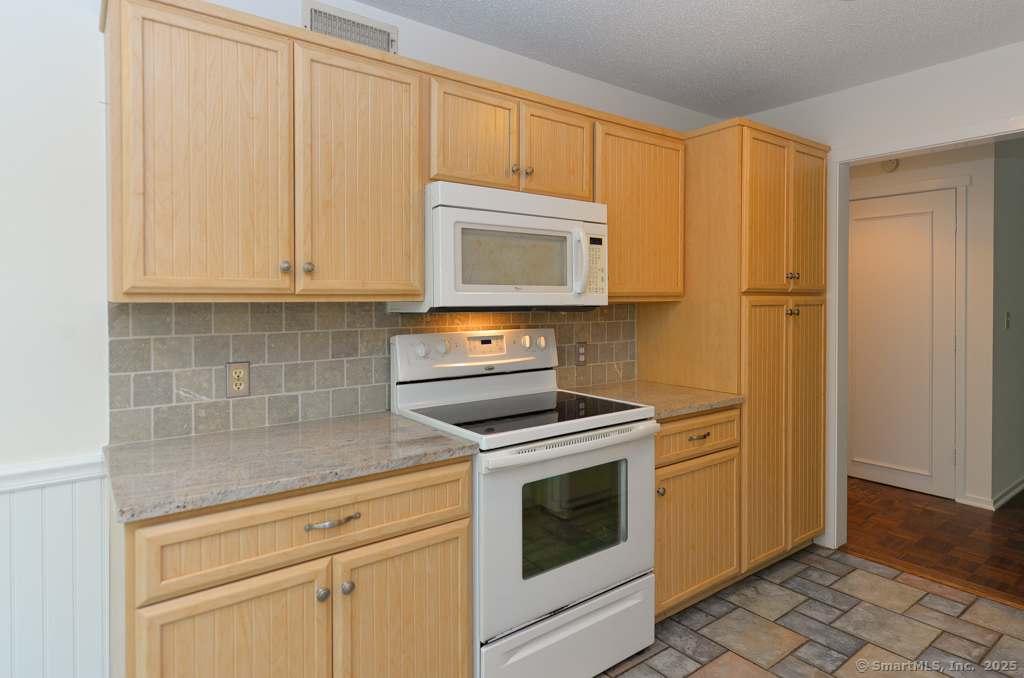 881 Heritage Village #B, Southbury, Connecticut image 11