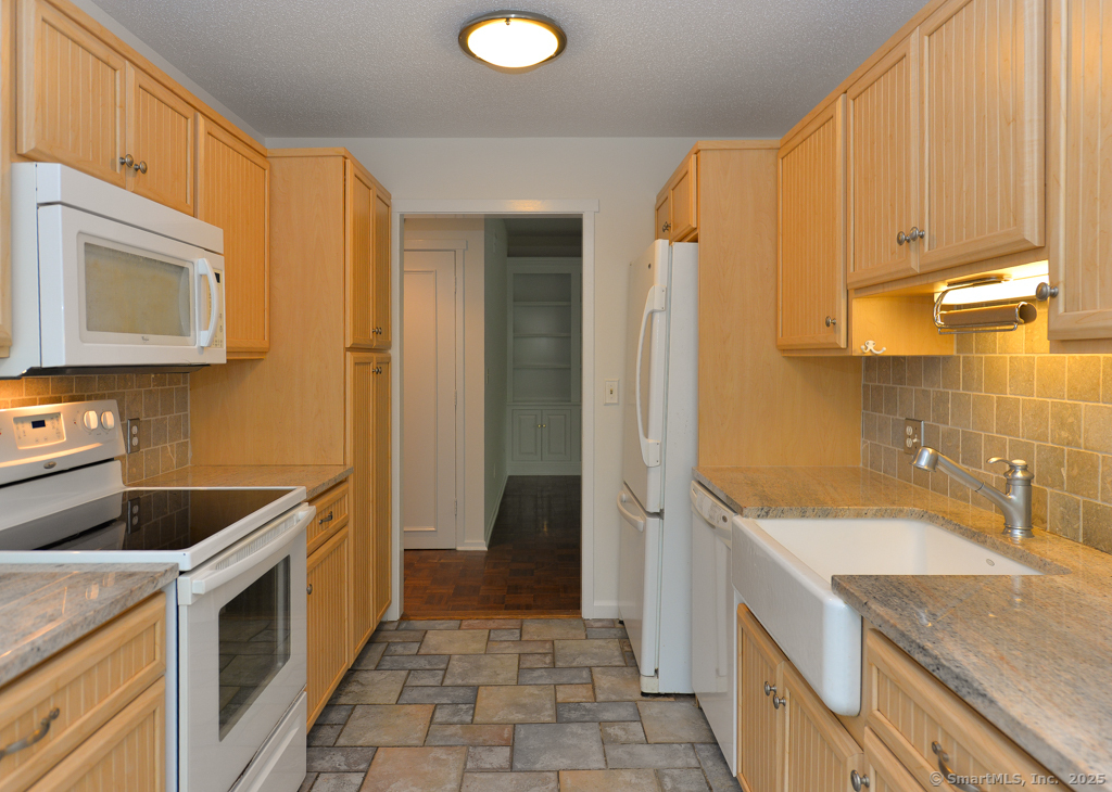 881 Heritage Village #B, Southbury, Connecticut image 12