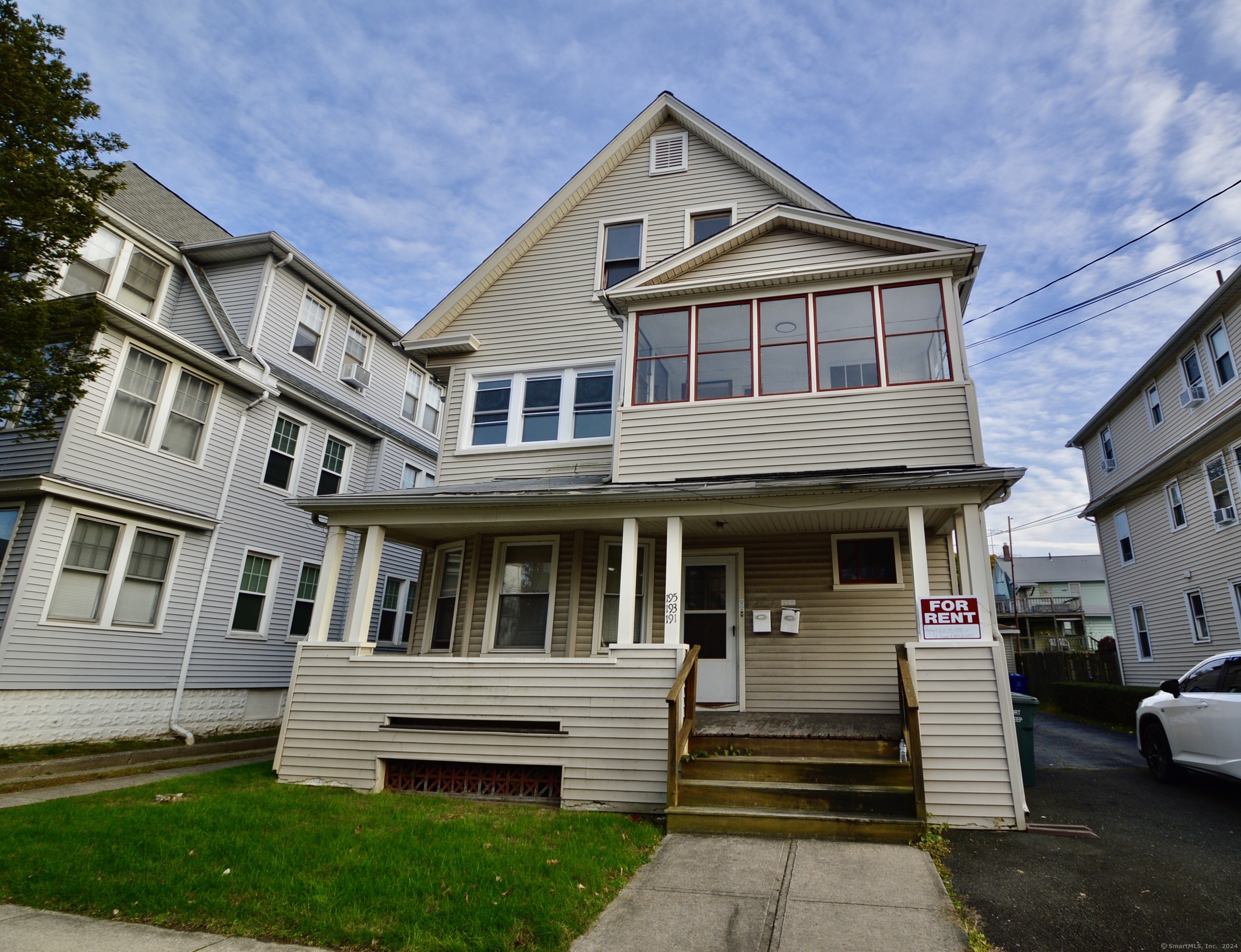 Rental Property at 191 Canfield Avenue 3rd Fl, Bridgeport, Connecticut - Bedrooms: 1 
Bathrooms: 1 
Rooms: 4  - $1,750 MO.