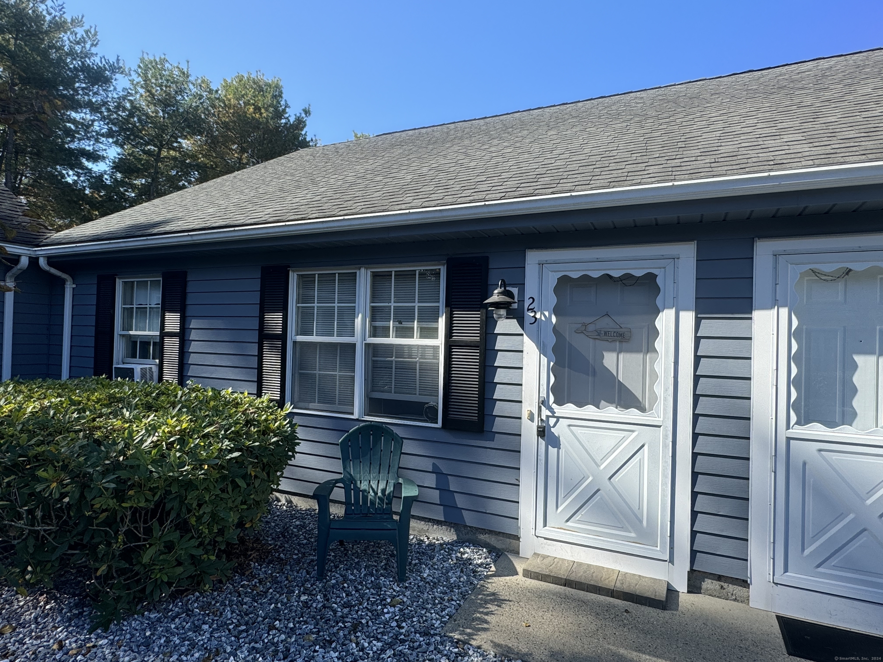 Plymouth Court 23, Clinton, Connecticut - 1 Bedrooms  
1 Bathrooms  
3 Rooms - 