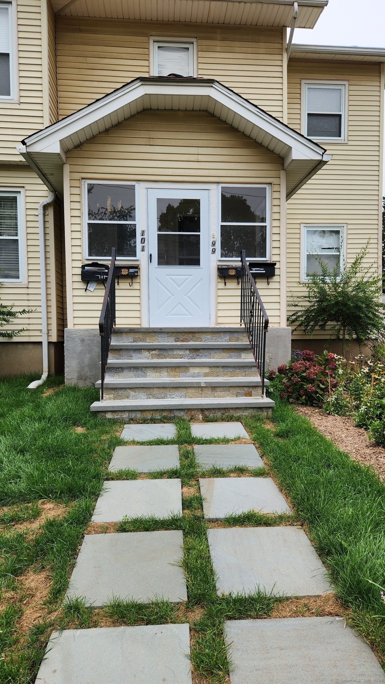 Rental Property at 99 Beverly Road 1, West Hartford, Connecticut - Bedrooms: 2 
Bathrooms: 1 
Rooms: 6  - $2,100 MO.