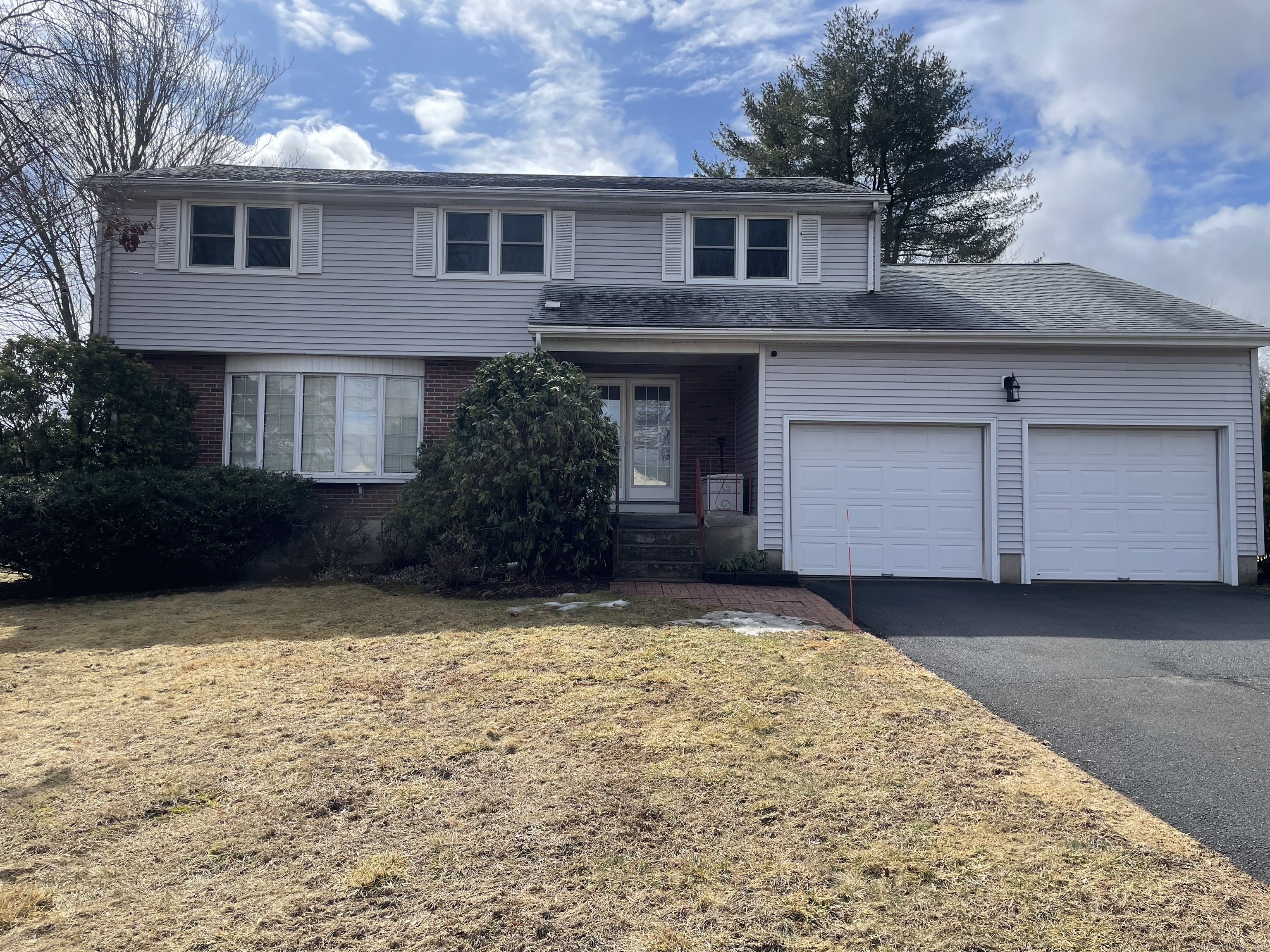 Hang Dog Lane, Wethersfield, Connecticut - 4 Bedrooms  
3 Bathrooms  
8 Rooms - 