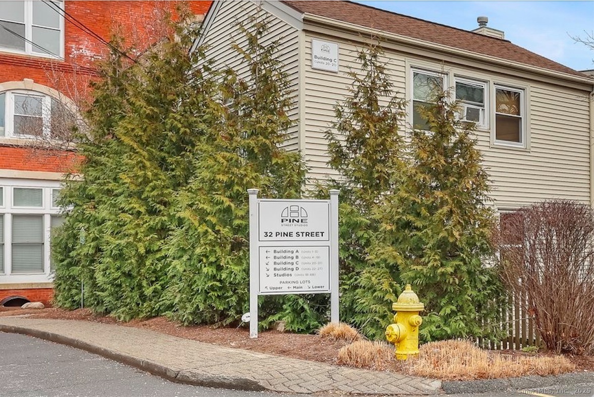 Rental Property at Pine Street Apt 23, Norwalk, Connecticut - Bedrooms: 2 
Bathrooms: 2 
Rooms: 4  - $3,000 MO.