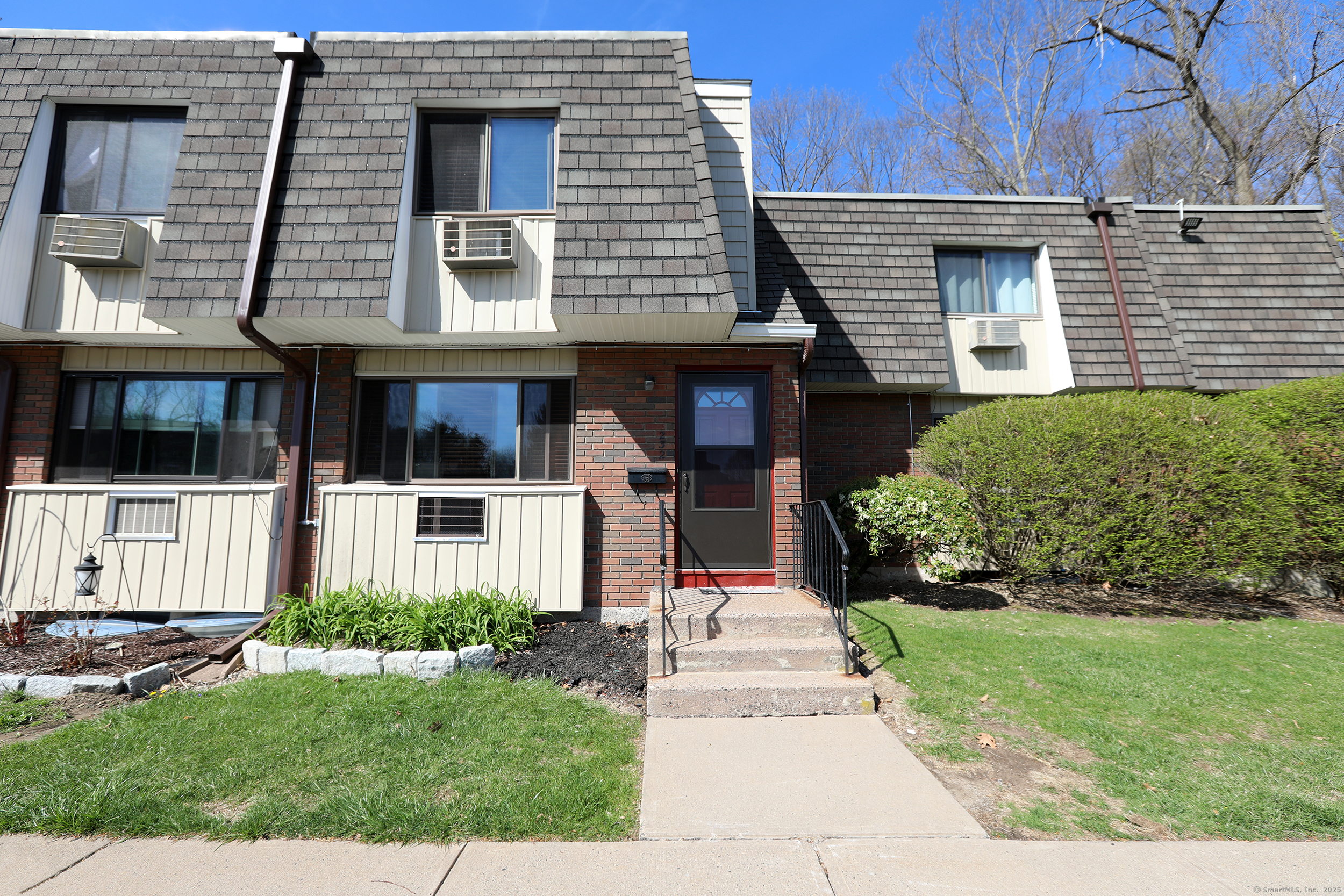 High Path Road 232, Windsor, Connecticut - 2 Bedrooms  
3 Bathrooms  
5 Rooms - 