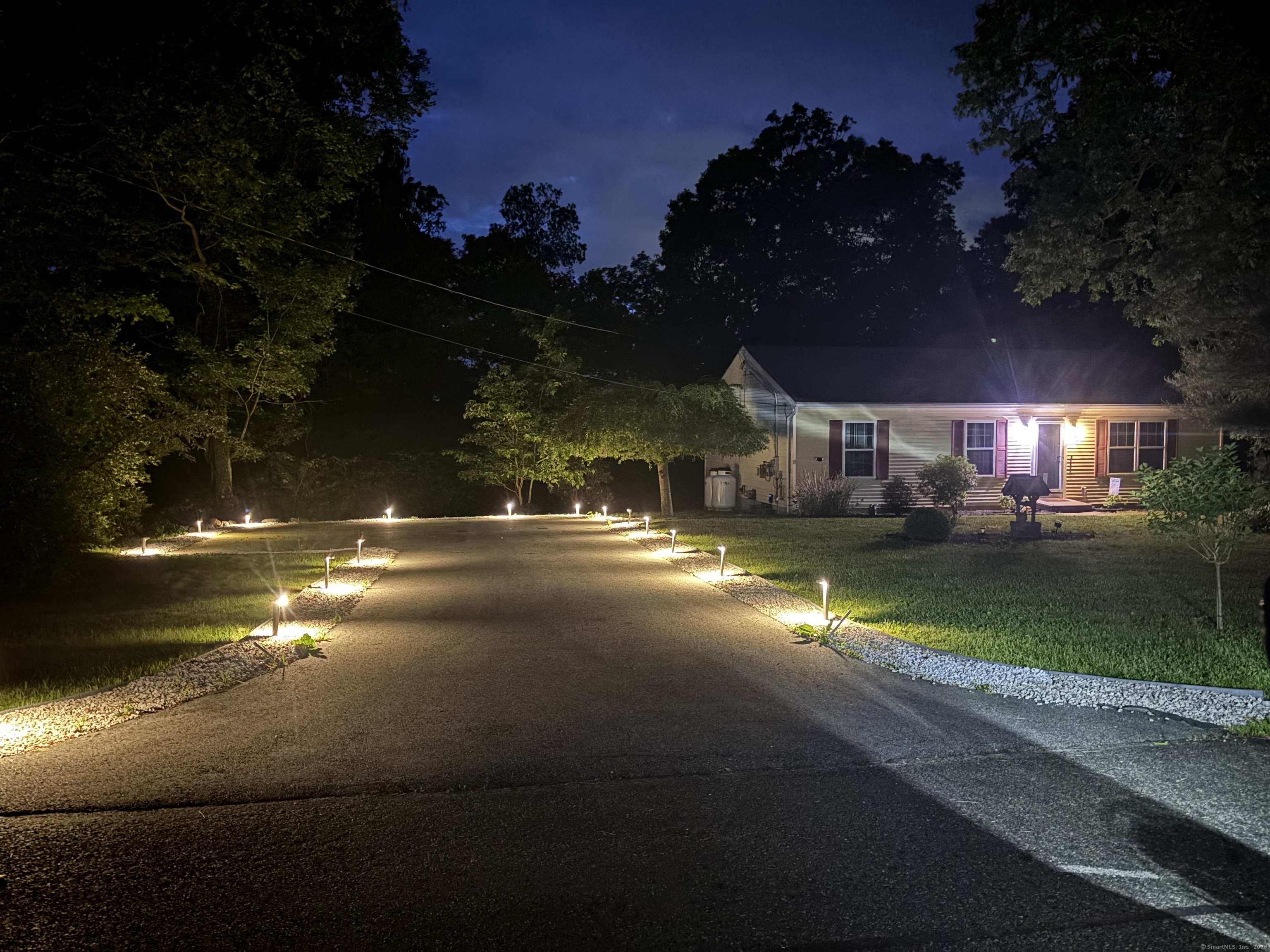 Ichabod Road, Southbury, Connecticut - 2 Bedrooms  
2 Bathrooms  
4 Rooms - 