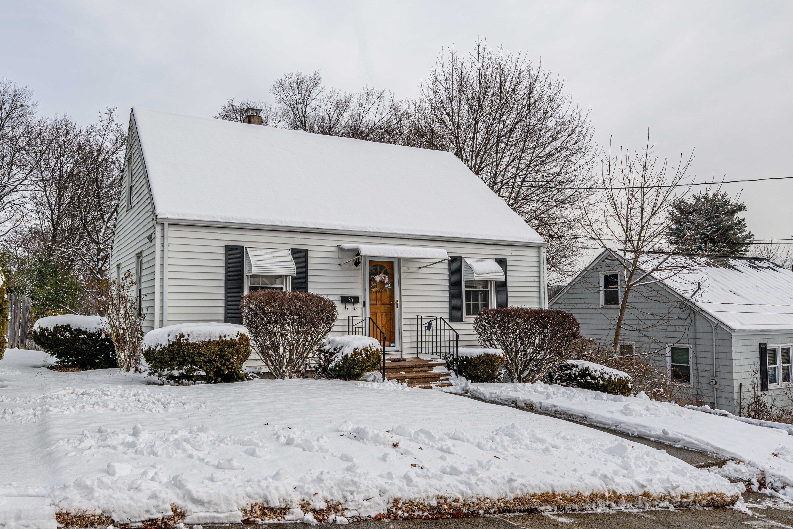 Robert Street, Hamden, Connecticut - 3 Bedrooms  
2 Bathrooms  
6 Rooms - 