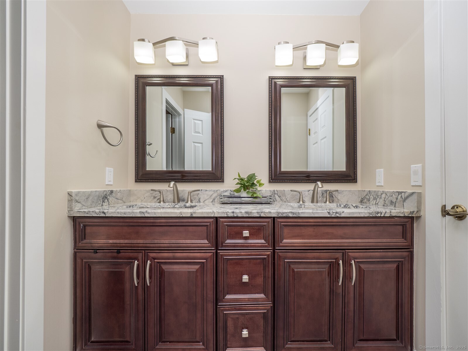 Wilton, Connecticut 06897, United States, 3 Bedrooms Bedrooms, ,3 BathroomsBathrooms,Residential,Active,166609