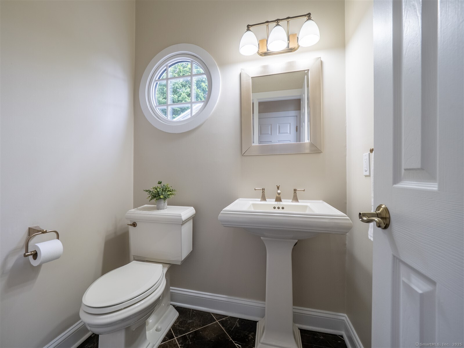 Wilton, Connecticut 06897, United States, 3 Bedrooms Bedrooms, ,3 BathroomsBathrooms,Residential,Active,166609