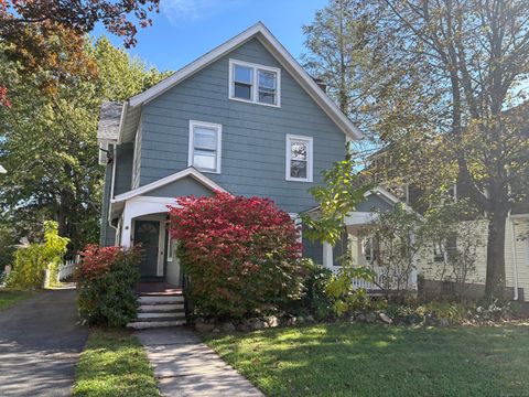 Photo of 20 Quaker Lane S, West Hartford, CT 06119 (MLS # 24134559)