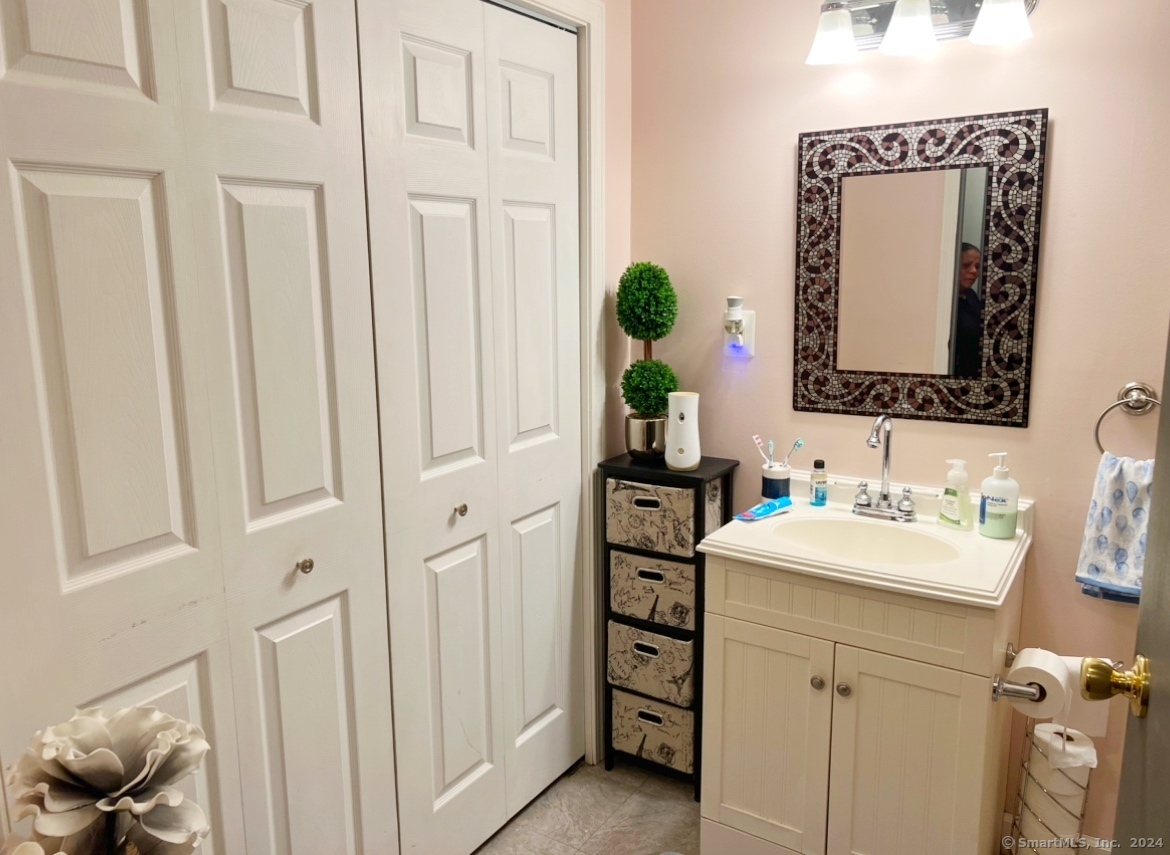26 Mohican Lane, Bristol, Connecticut image 17