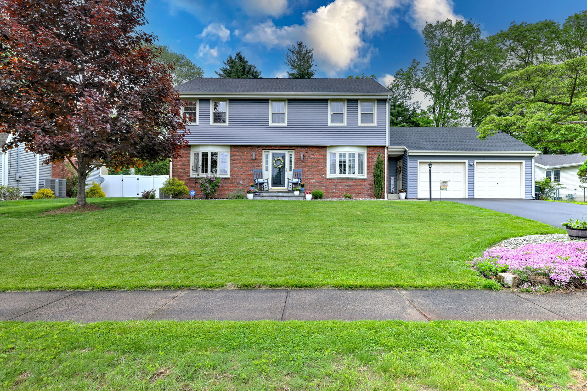 Bittersweet Lane, Berlin, Connecticut - 4 Bedrooms  
3 Bathrooms  
7 Rooms - 