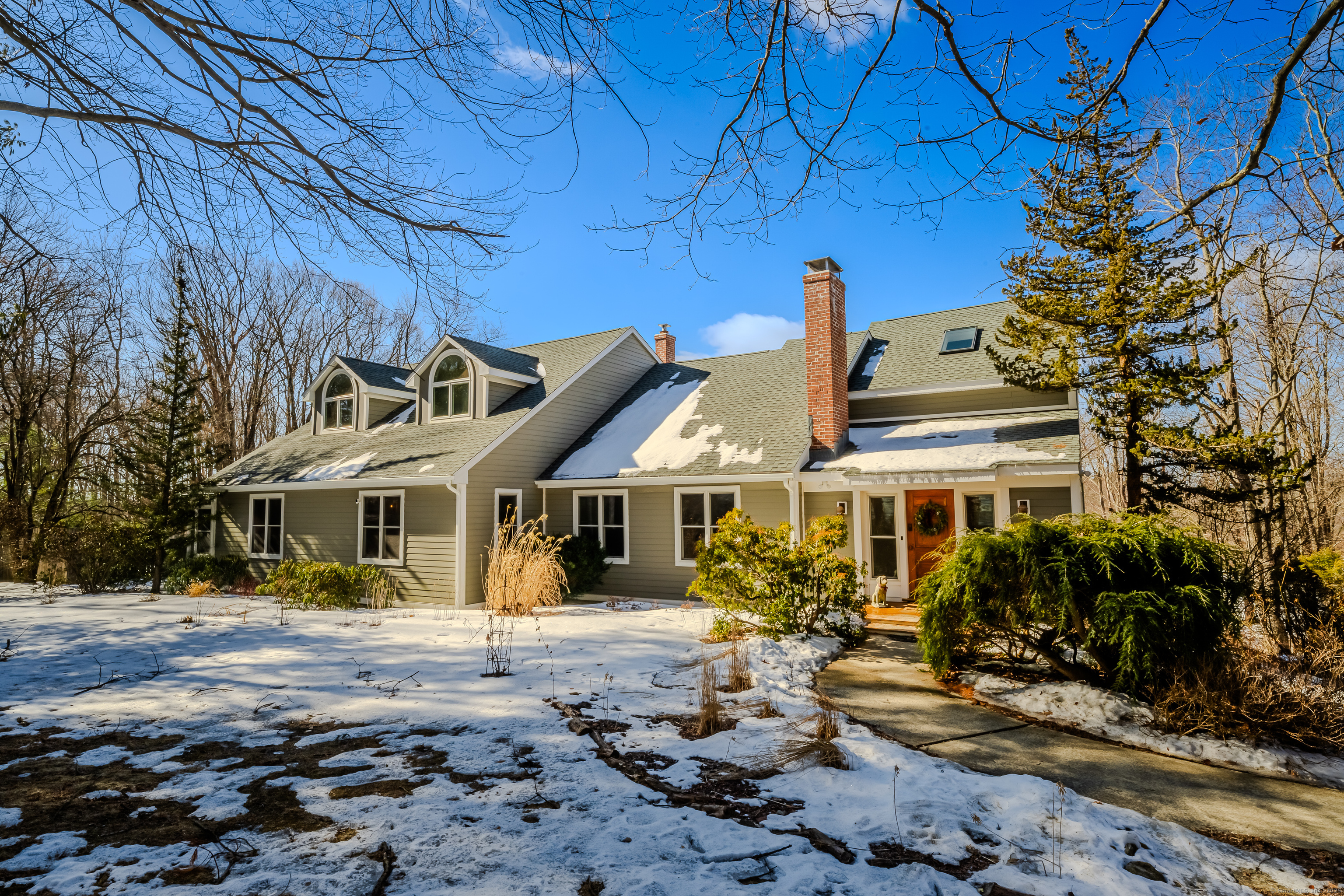 South Road, Winchester, Connecticut - 4 Bedrooms  
3 Bathrooms  
11 Rooms - 