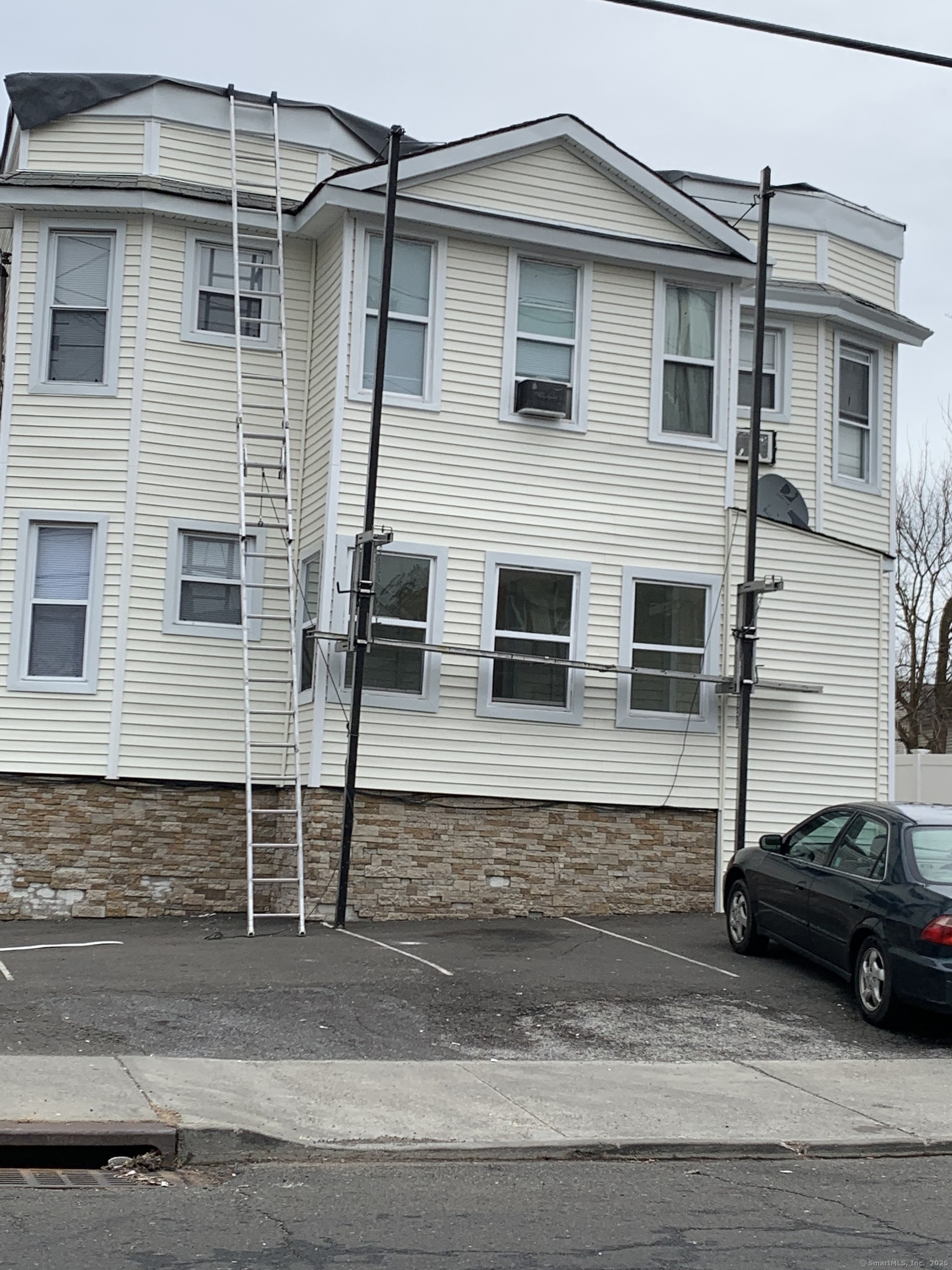 Rental Property at Lockwood Avenue, Stamford, Connecticut - Bedrooms: 1 
Bathrooms: 1 
Rooms: 2  - $2,300 MO.