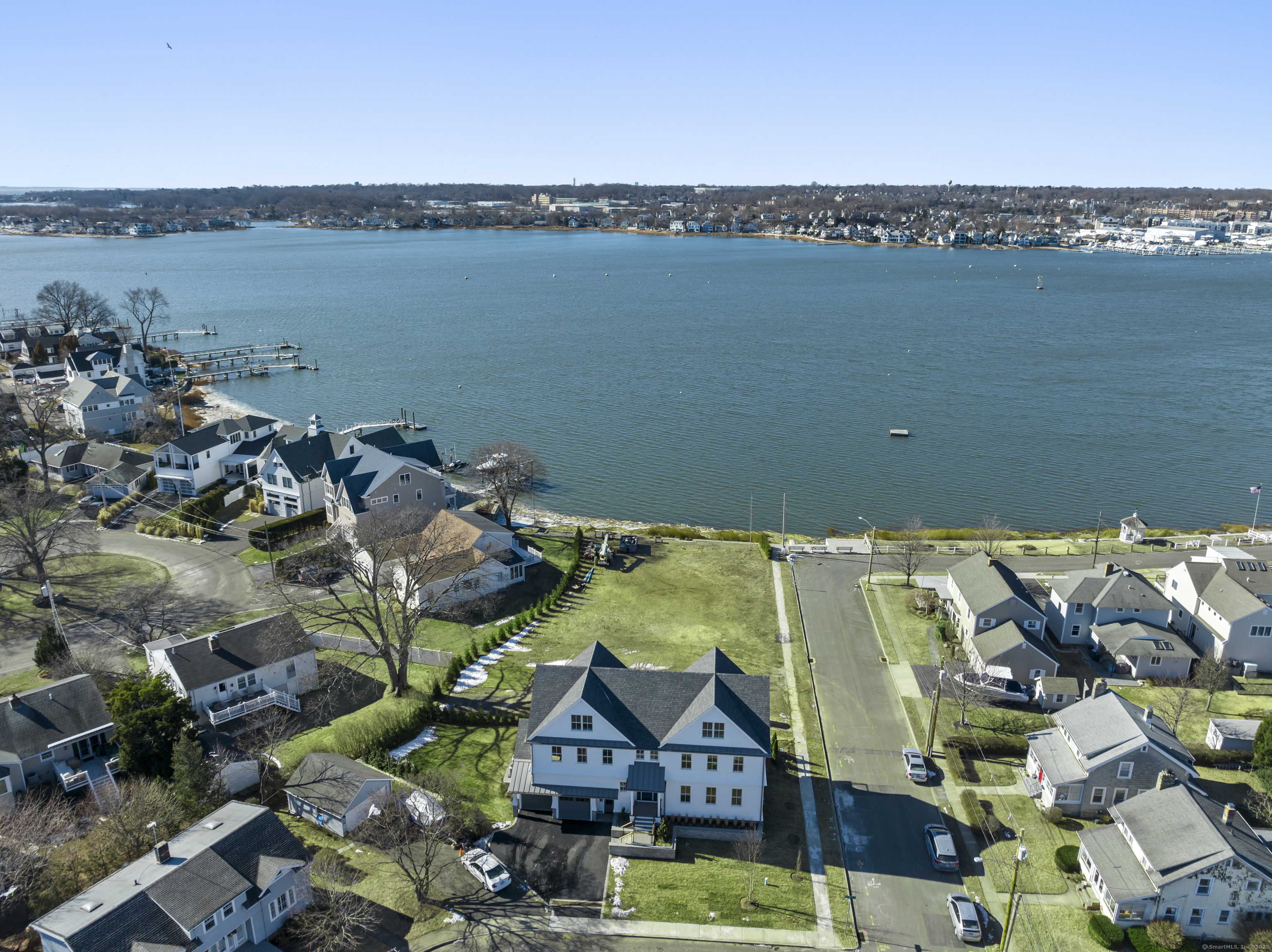 Marion Avenue, Norwalk, Connecticut - 4 Bedrooms  
4 Bathrooms  
10 Rooms - 