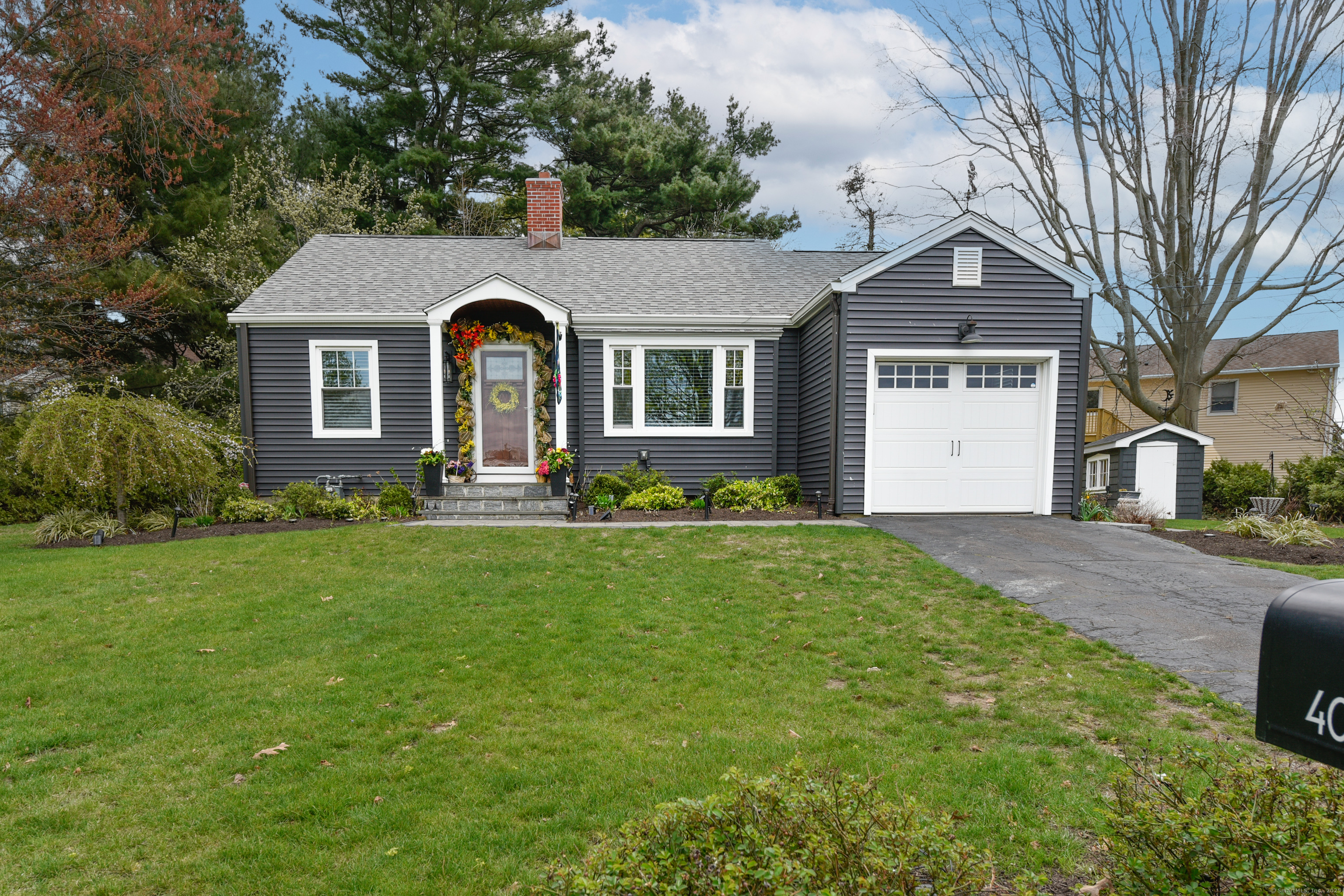 Washington Street, Milford, Connecticut - 2 Bedrooms  
2 Bathrooms  
6 Rooms - 
