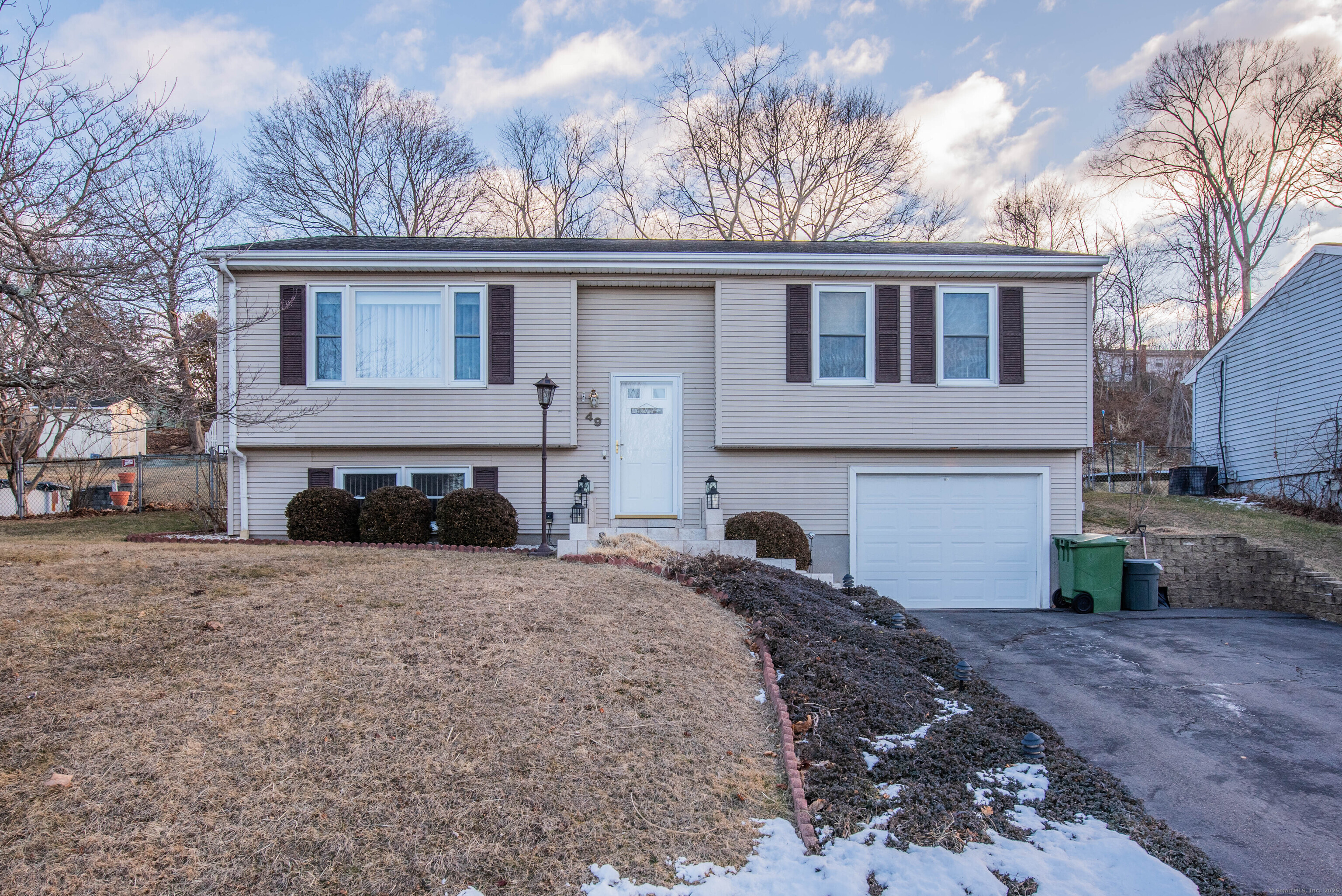 Andrew Street, Middletown, Connecticut - 3 Bedrooms  
2 Bathrooms  
5 Rooms - 