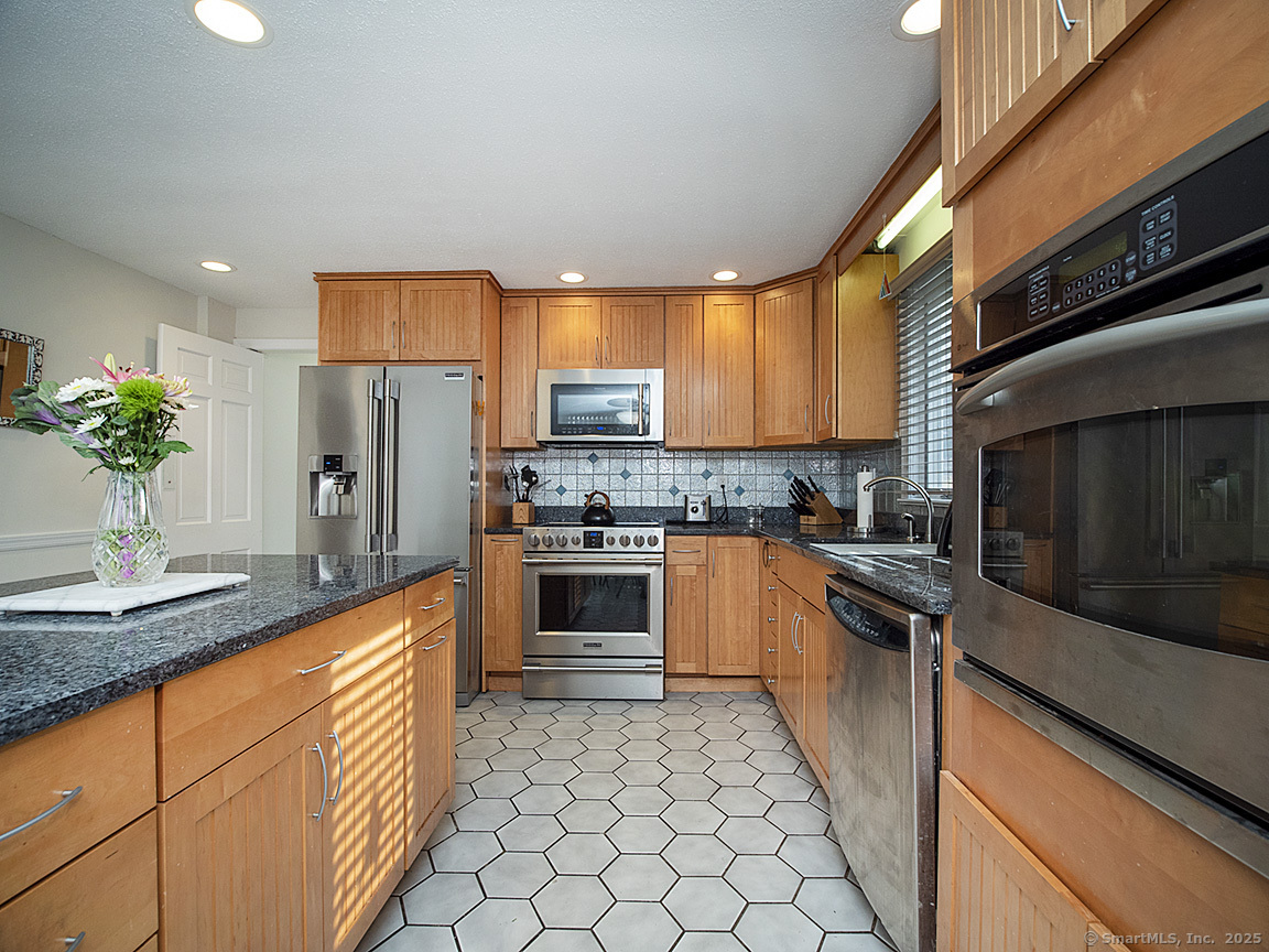 10 Edgehill Drive, Woodbridge, Connecticut image 21