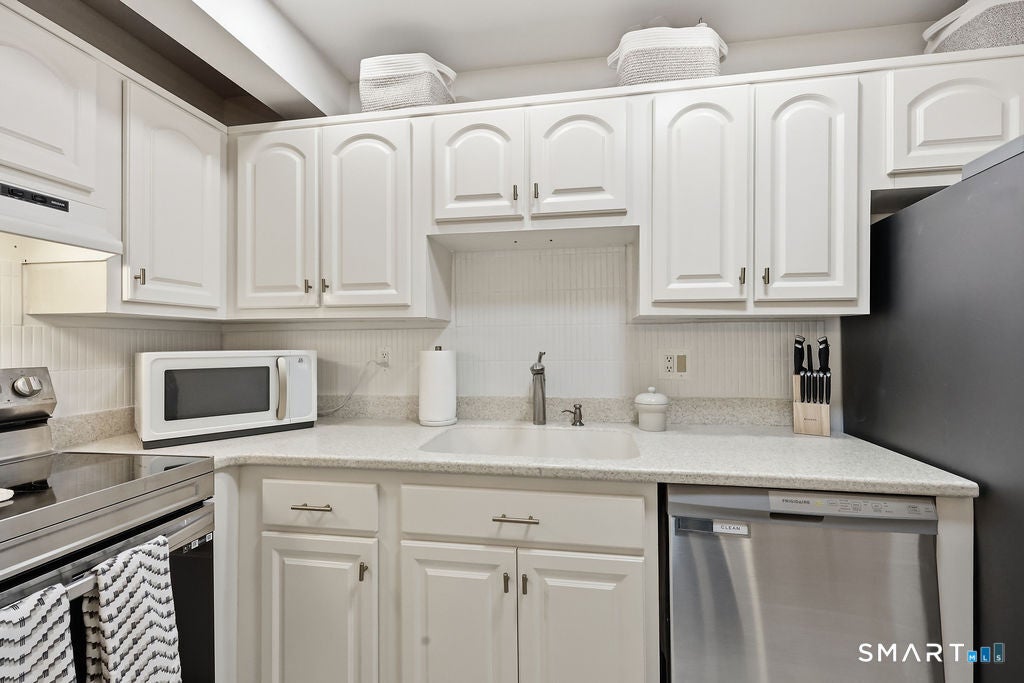 1 Valley Road 105