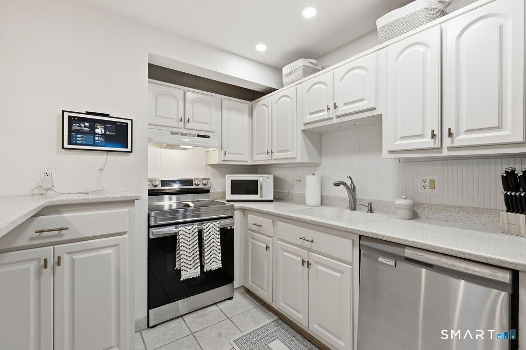 1 Valley Road 105