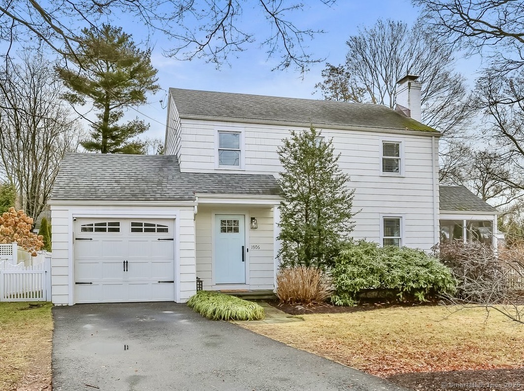 Mill Plain Road, Fairfield, Connecticut - 4 Bedrooms  
3 Bathrooms  
8 Rooms - 