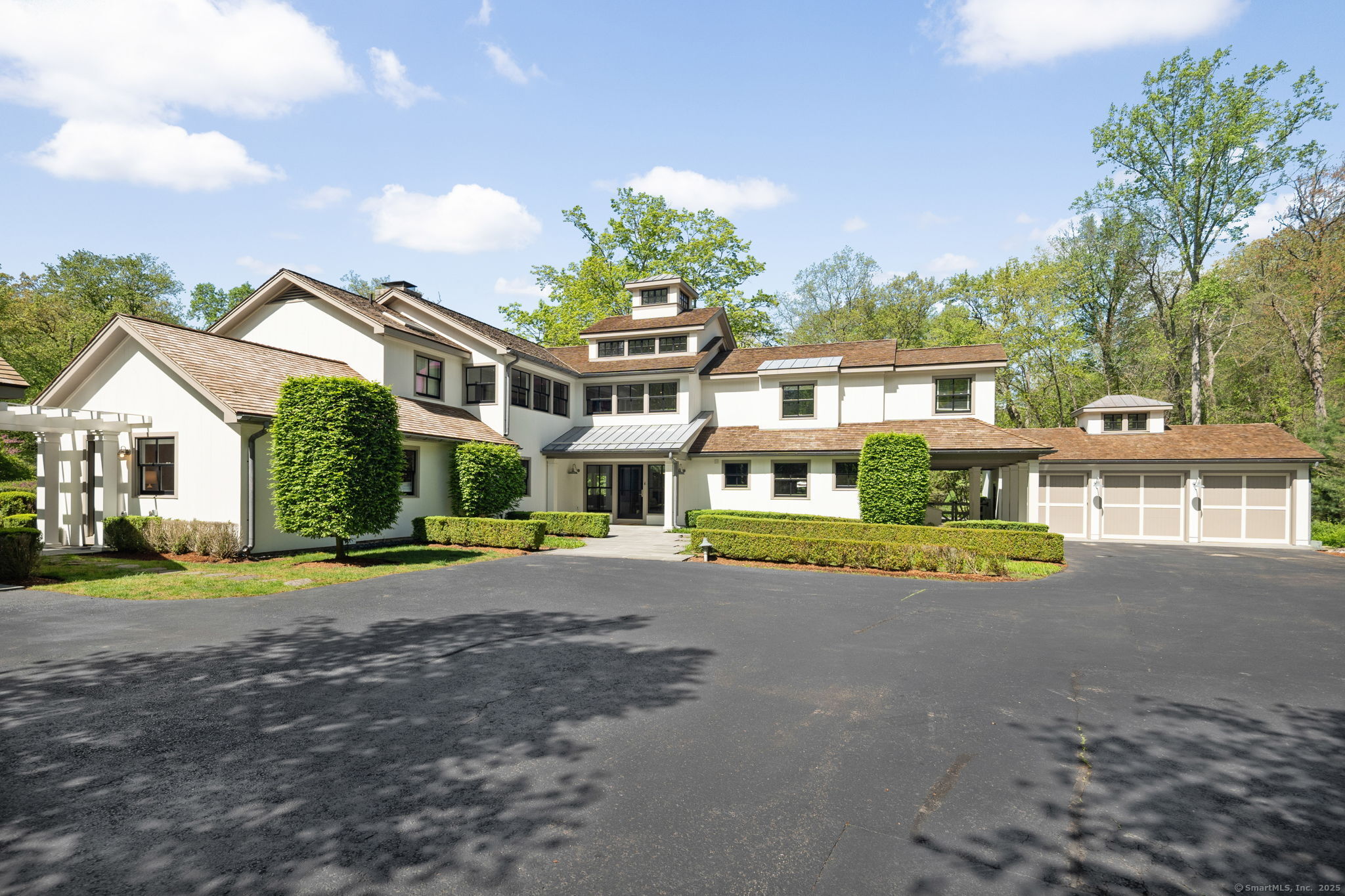 Ponus Ridge, New Canaan, Connecticut - 5 Bedrooms  
5.5 Bathrooms  
11 Rooms - 
