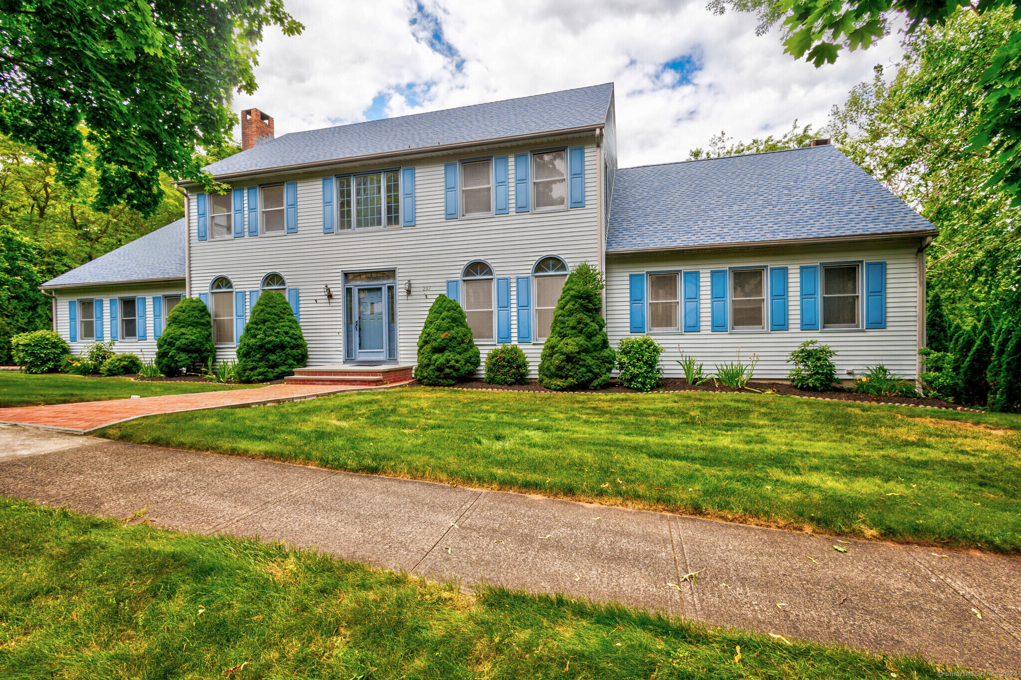 Blake Circle, Hamden, Connecticut - 4 Bedrooms  
4.5 Bathrooms  
9 Rooms - 