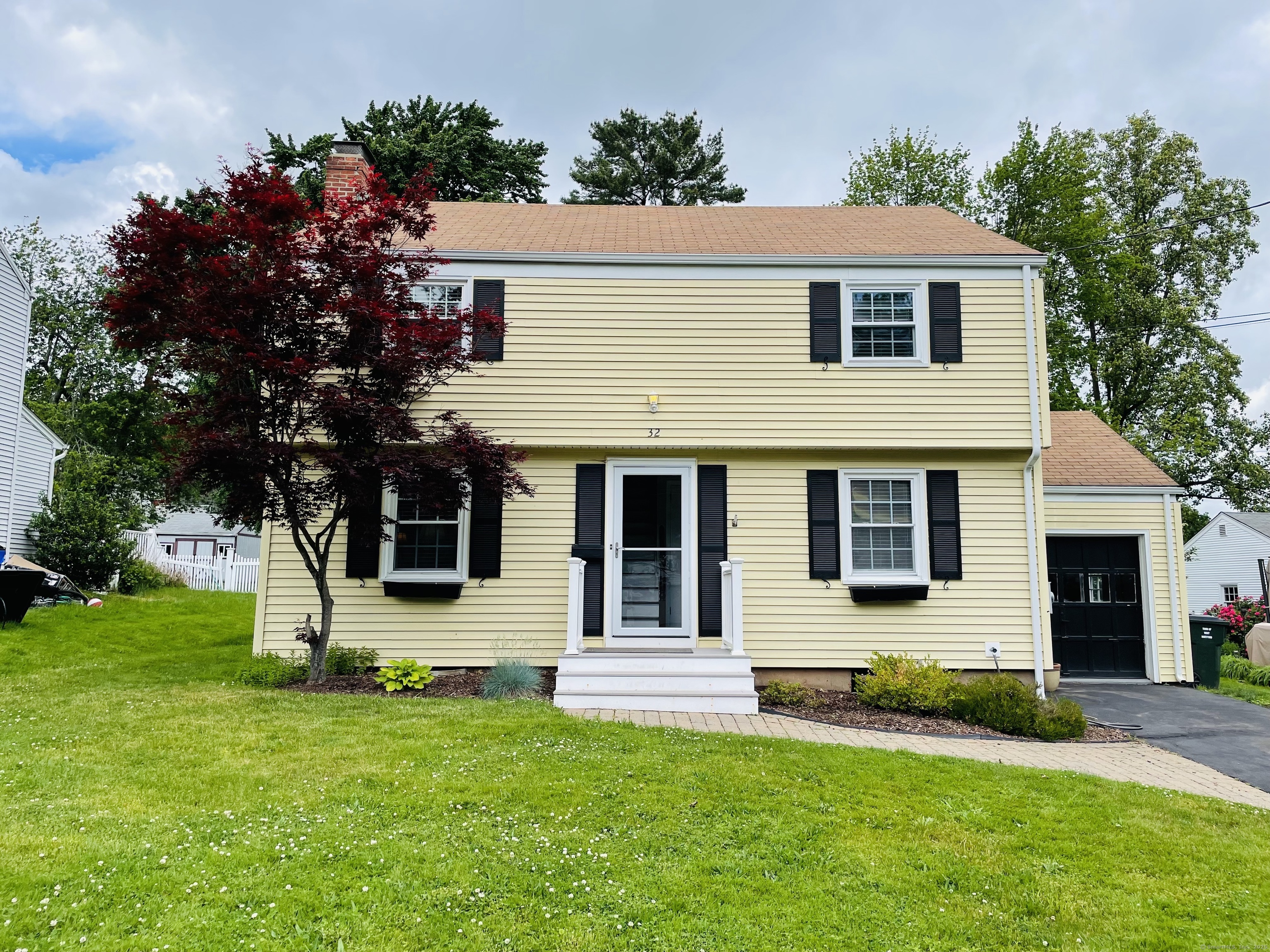 Ledgewood Road, West Hartford, Connecticut - 3 Bedrooms  
2 Bathrooms  
7 Rooms - 