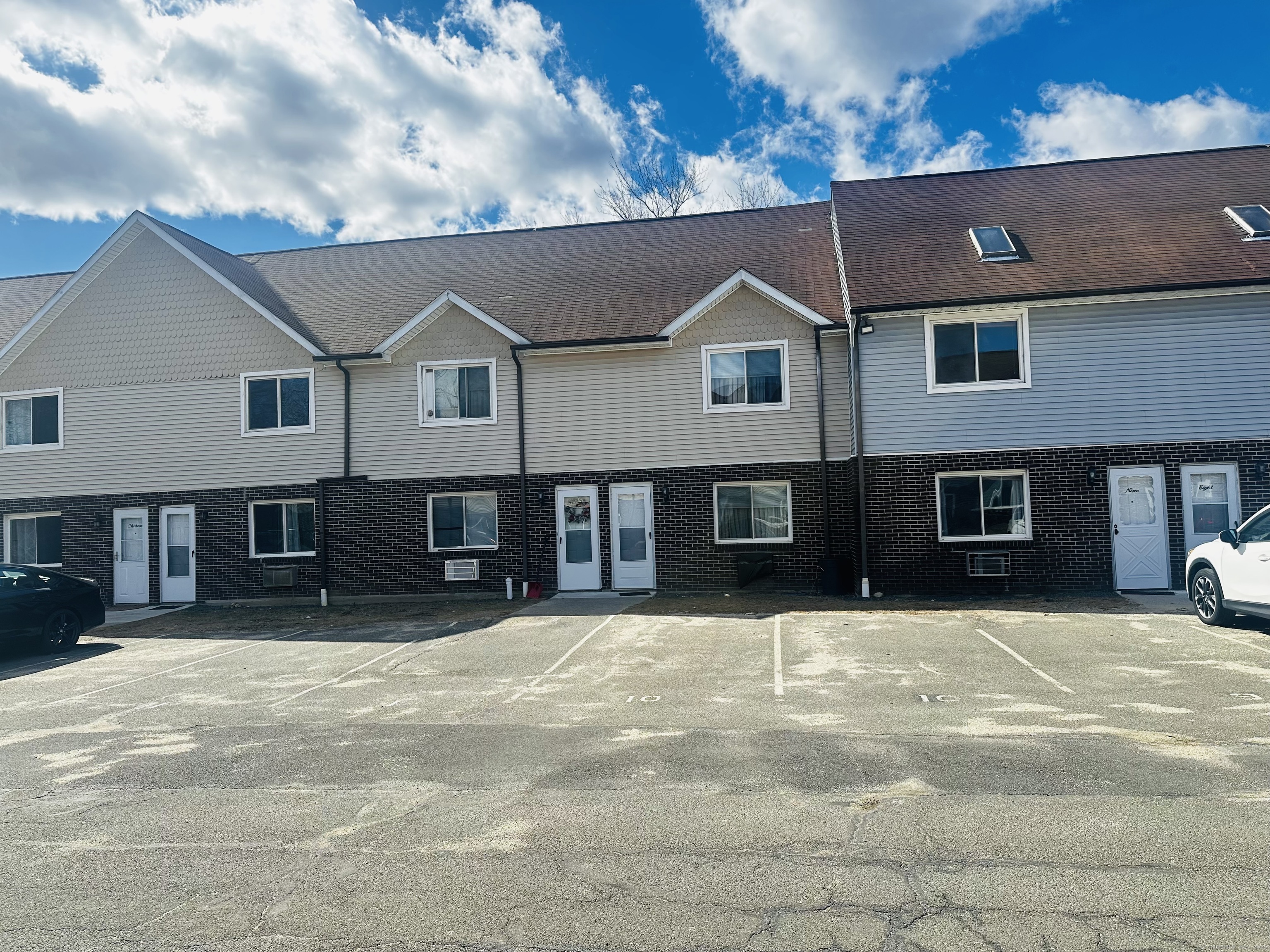 Meriden Road Apt 9, Waterbury, Connecticut - 2 Bedrooms  
2 Bathrooms  
4 Rooms - 