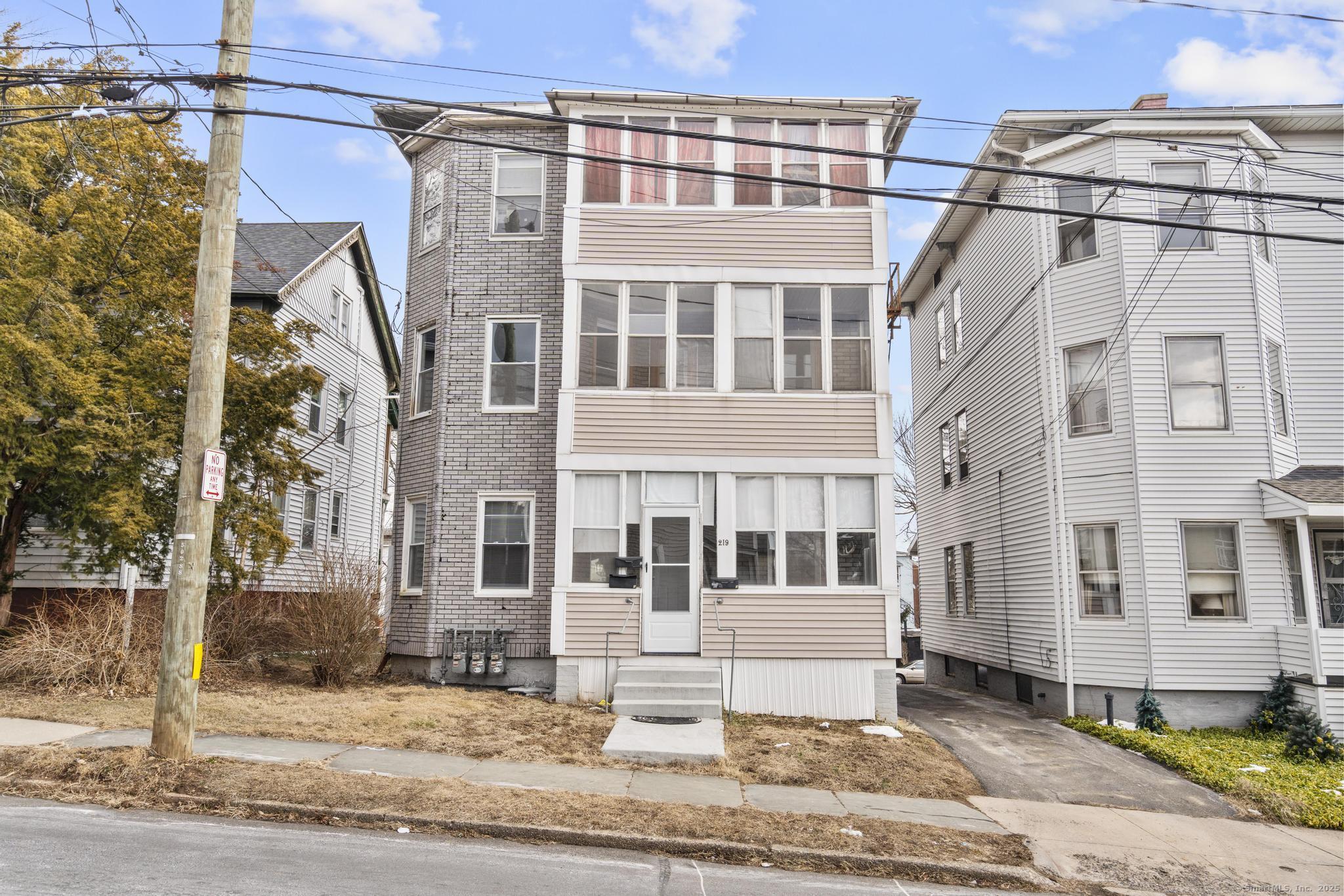 Curtis Street, New Britain, Connecticut - 6 Bedrooms  
3 Bathrooms  
12 Rooms - 