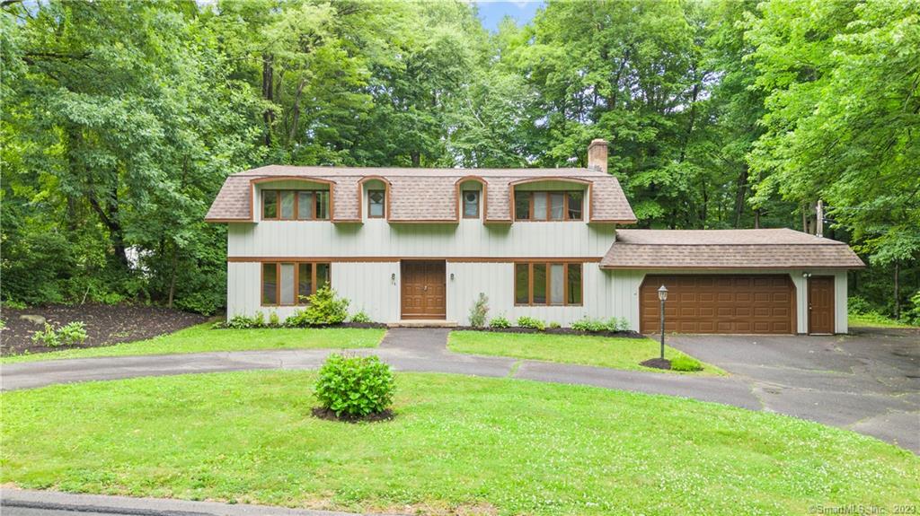 16 Cliffmount Drive, Bloomfield, Connecticut - 4 Bedrooms  
4 Bathrooms  
8 Rooms - 