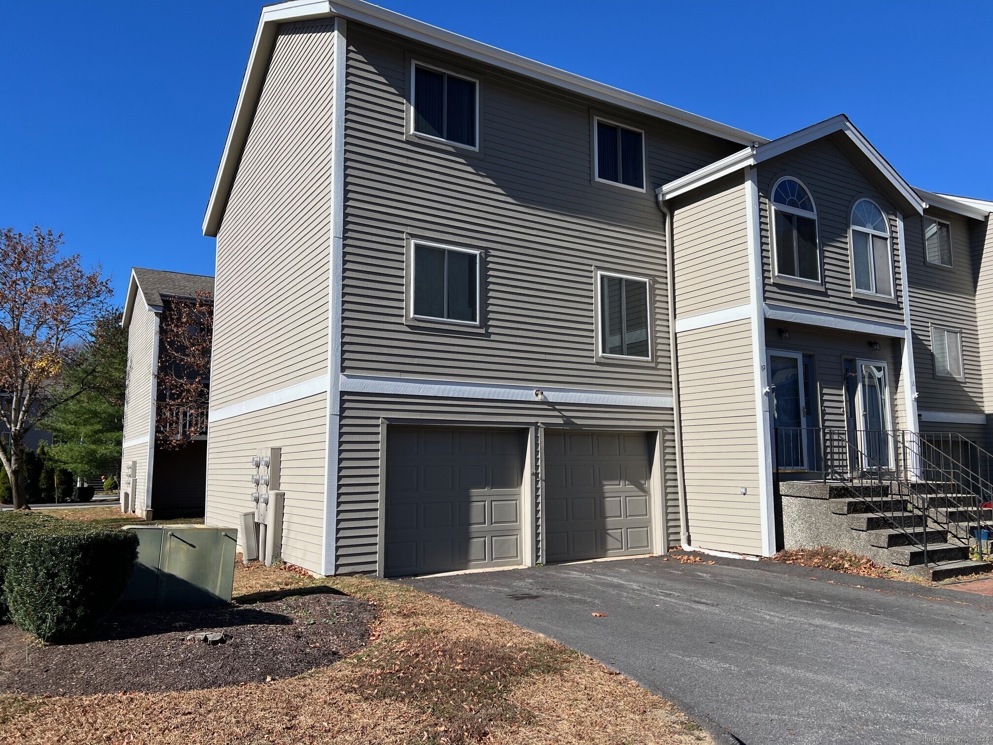 Riverton Road Apt 17, Winchester, Connecticut - 2 Bedrooms  
2 Bathrooms  
5 Rooms - 