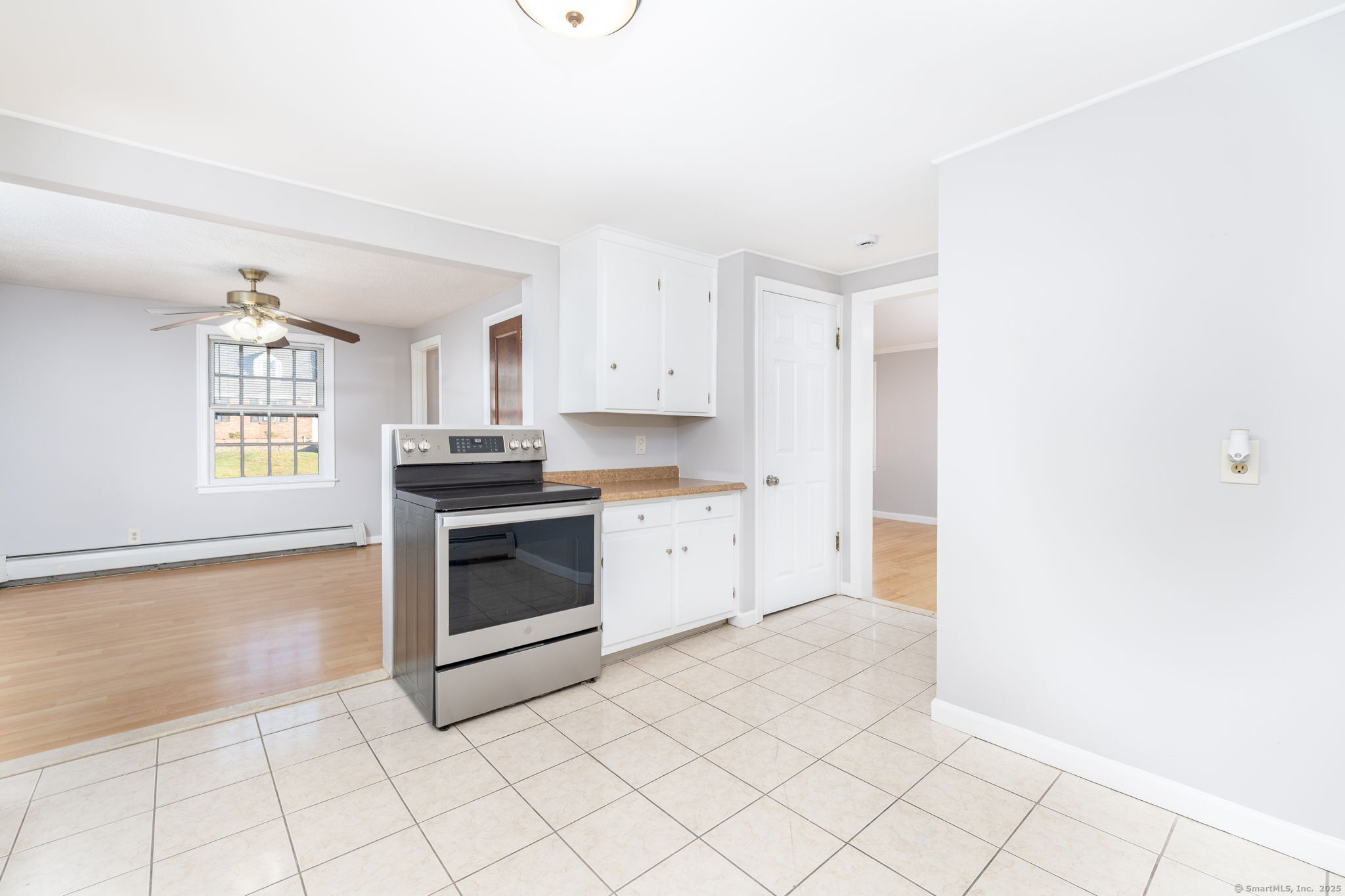 Newington, Connecticut 06111, United States, 2 Bedrooms Bedrooms, ,2 BathroomsBathrooms,Residential,Active,214095