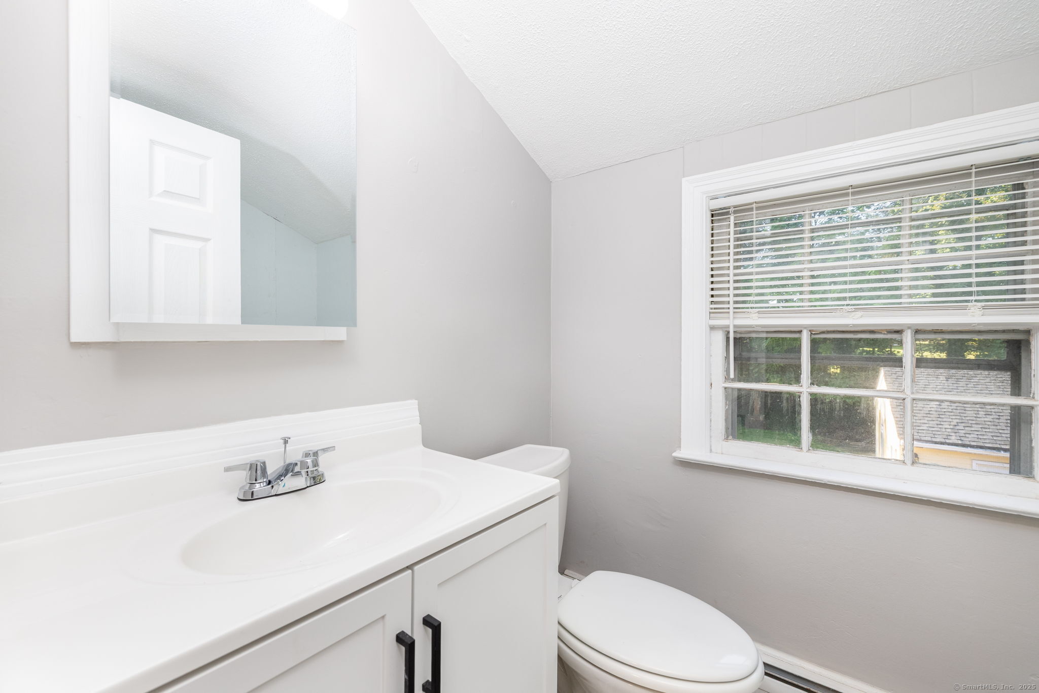 Newington, Connecticut 06111, United States, 2 Bedrooms Bedrooms, ,2 BathroomsBathrooms,Residential,Active,214095